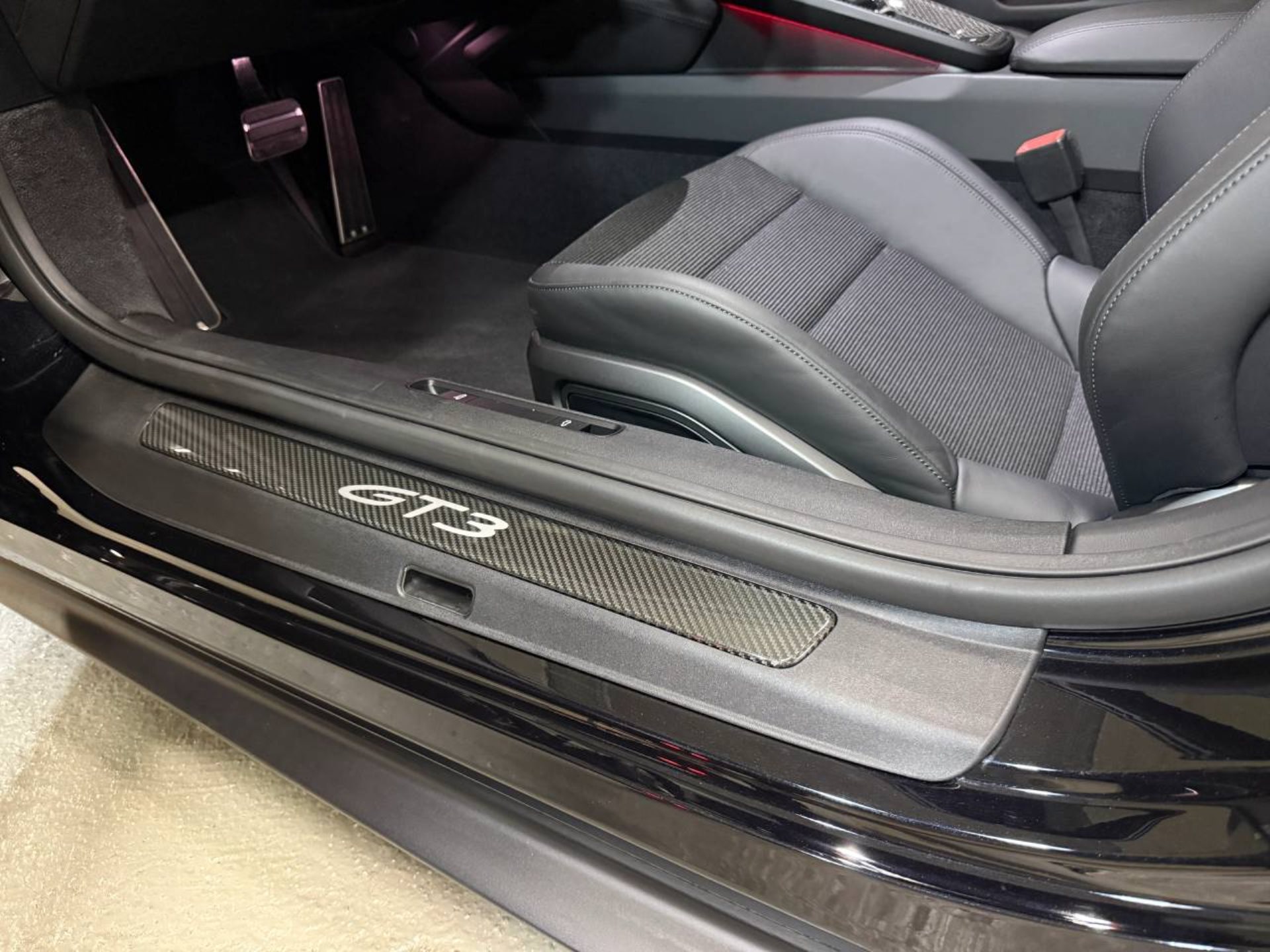 PORSCHE 911 GT3 avec Pack Touring-image-22