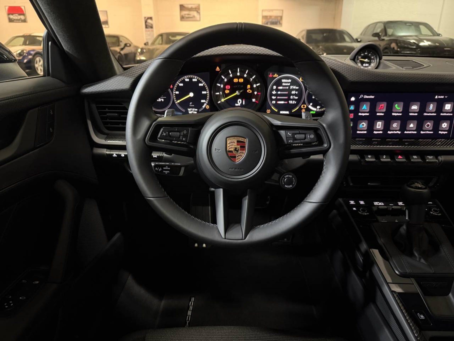 PORSCHE 911 GT3 avec Pack Touring-image-10