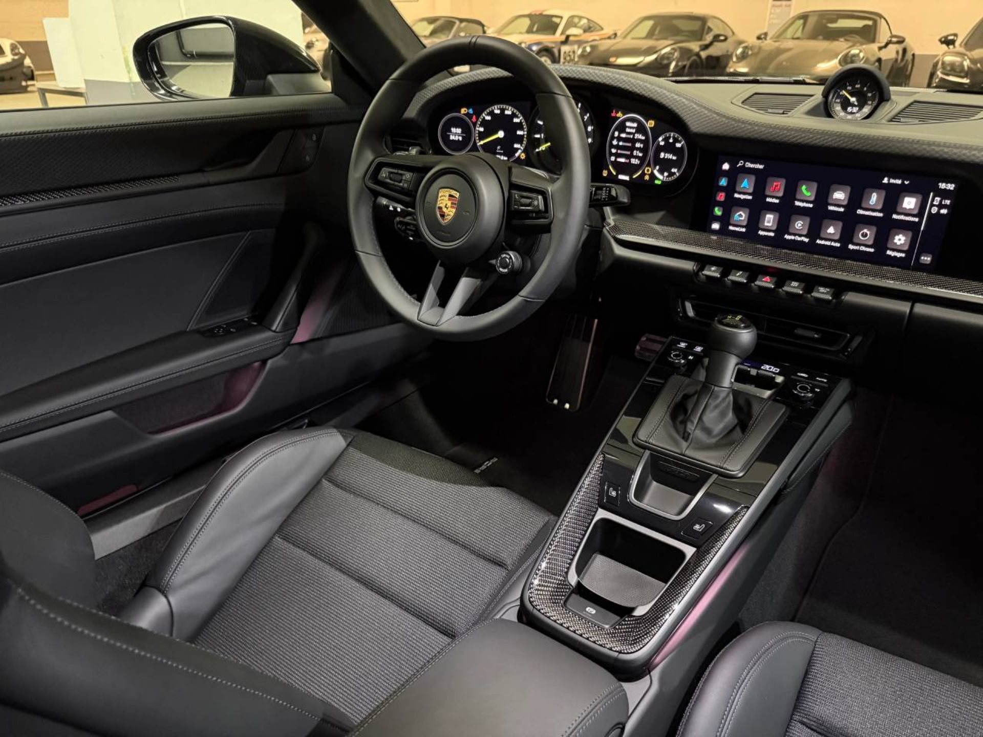 PORSCHE 911 GT3 avec Pack Touring-image-14