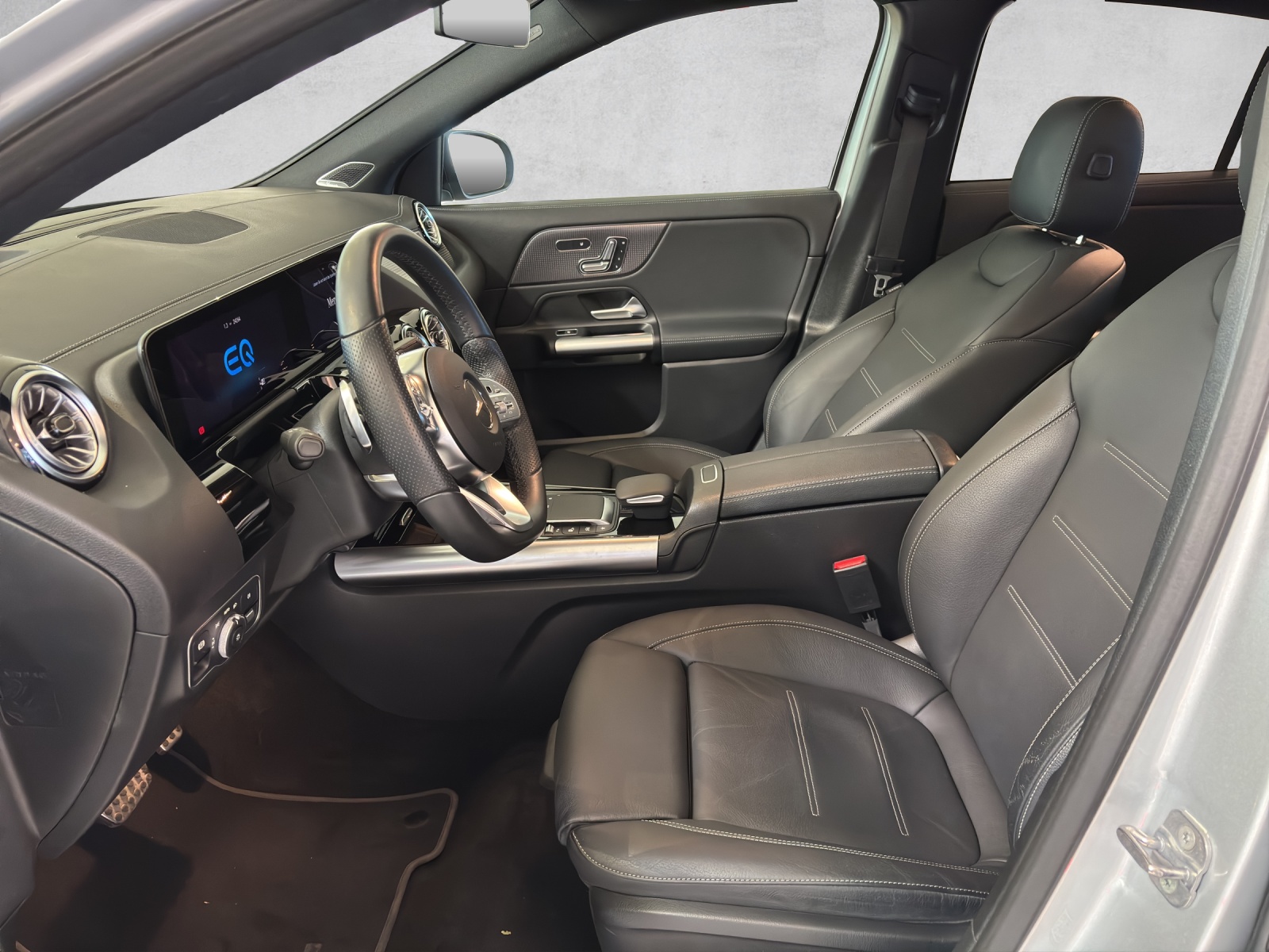 MERCEDES-BENZ EQA 300 4Matic Swiss Star AMG Line-image-6