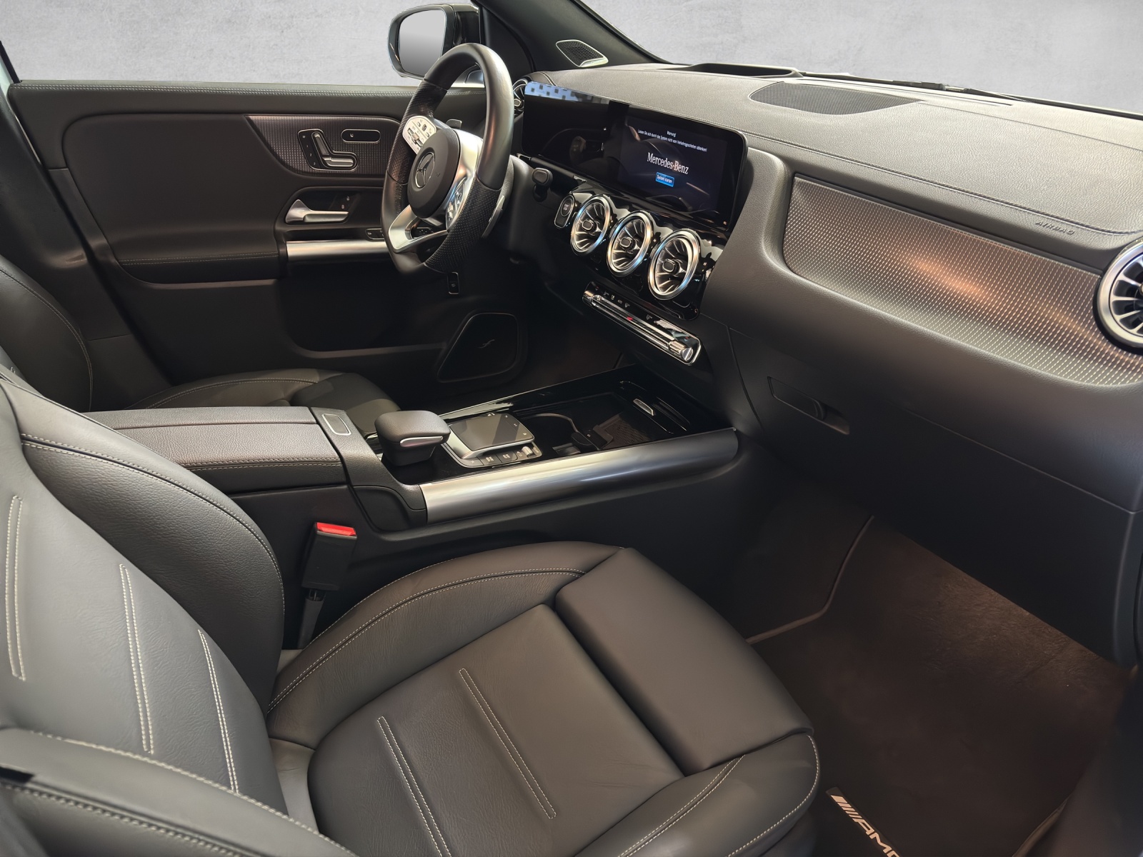 MERCEDES-BENZ EQA 300 4Matic Swiss Star AMG Line-image-7