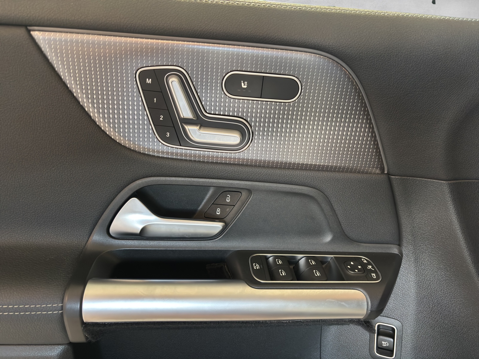 MERCEDES-BENZ EQA 300 4Matic Swiss Star AMG Line-image-8