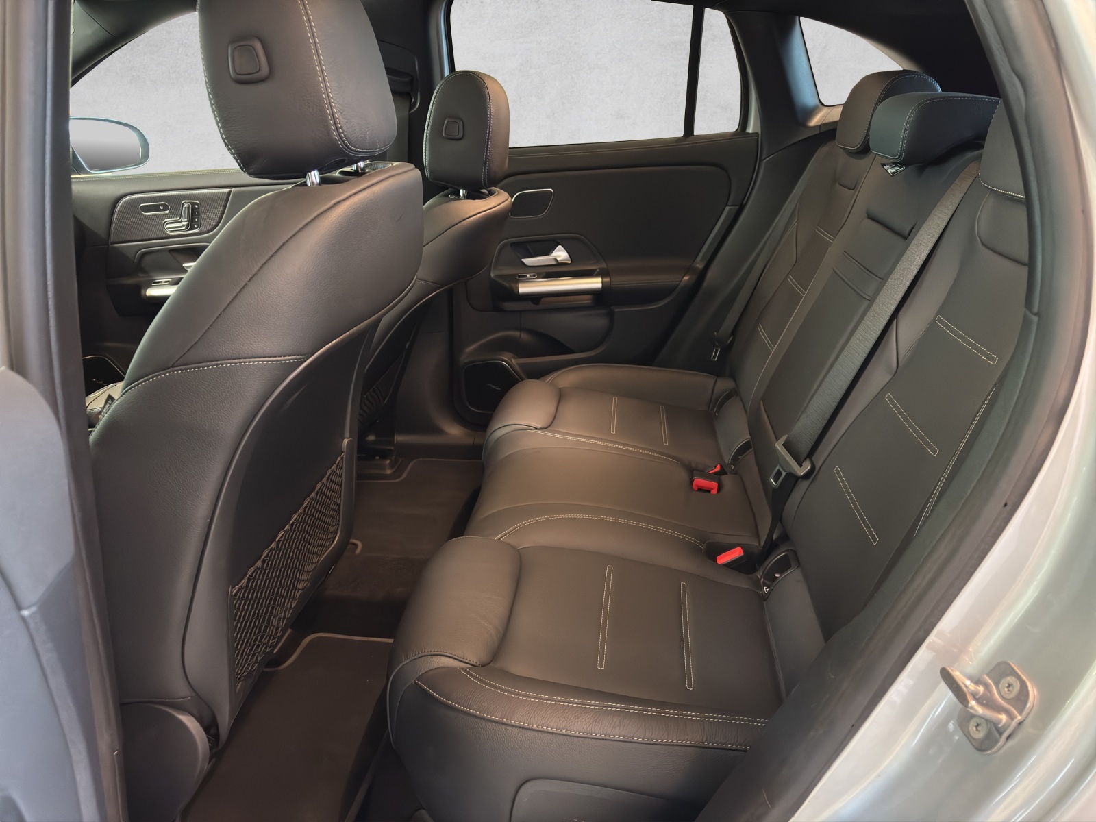 MERCEDES-BENZ EQA 300 4Matic Swiss Star AMG Line-image-10
