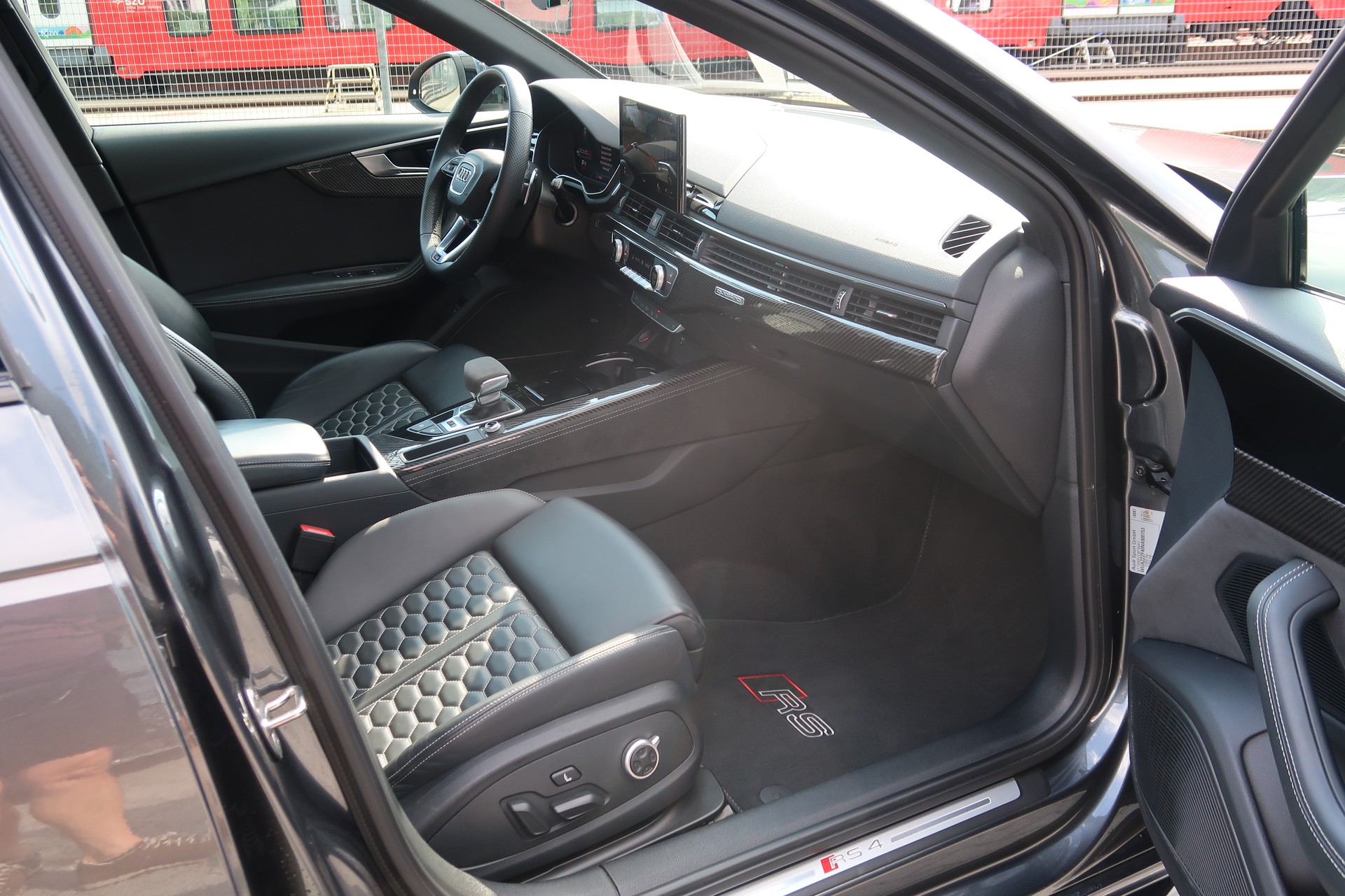 AUDI RS4 Avant quattro tiptronic-image-17
