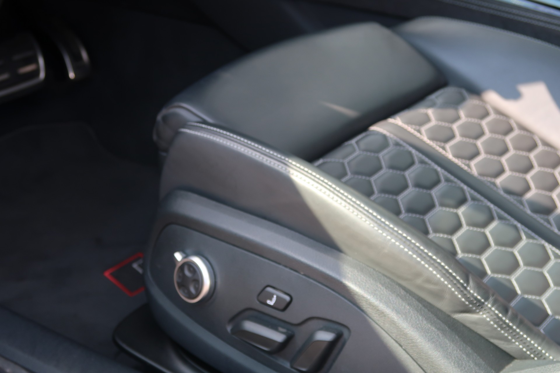 AUDI RS4 Avant quattro tiptronic-image-8