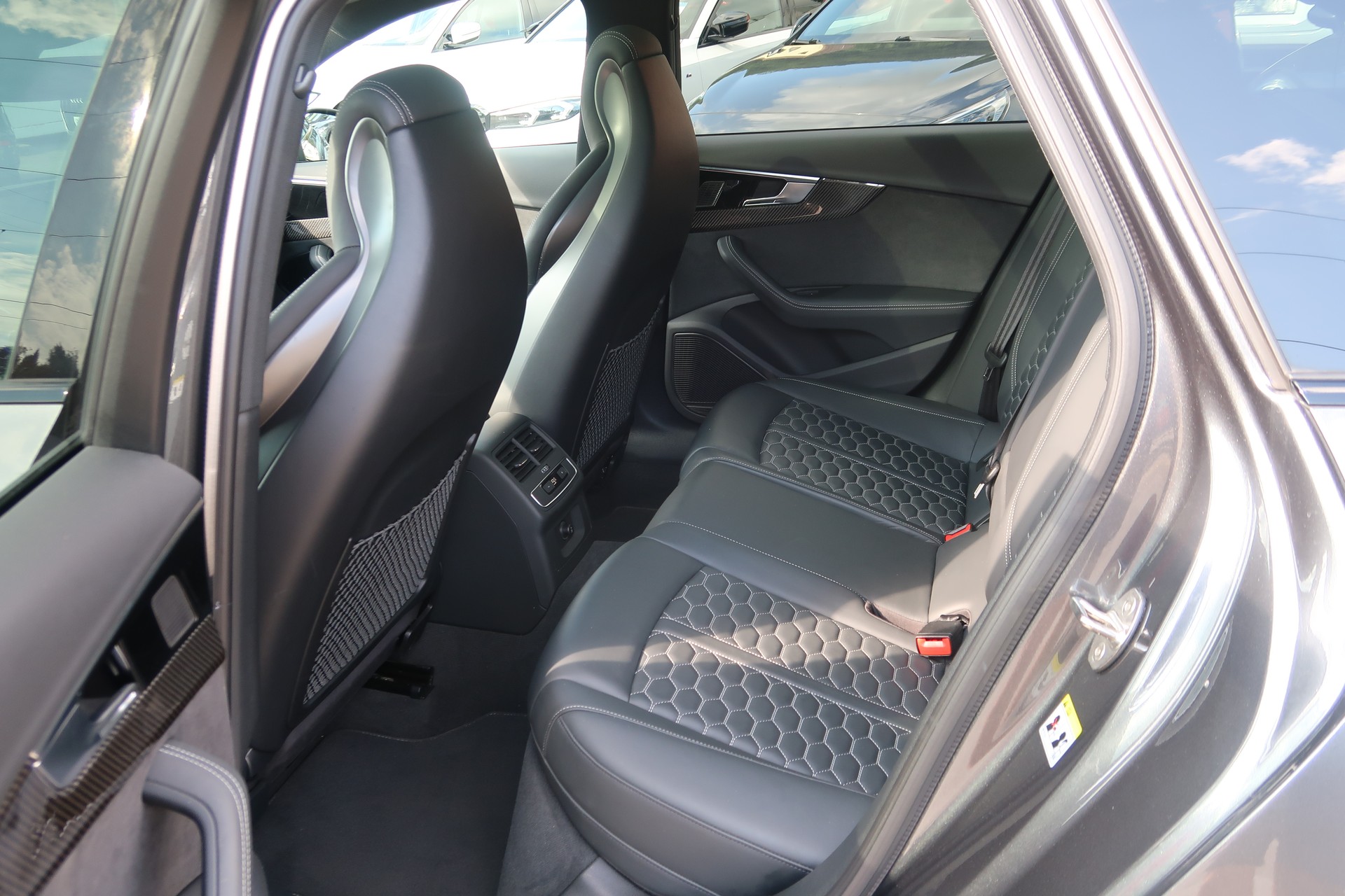 AUDI RS4 Avant quattro tiptronic-image-16