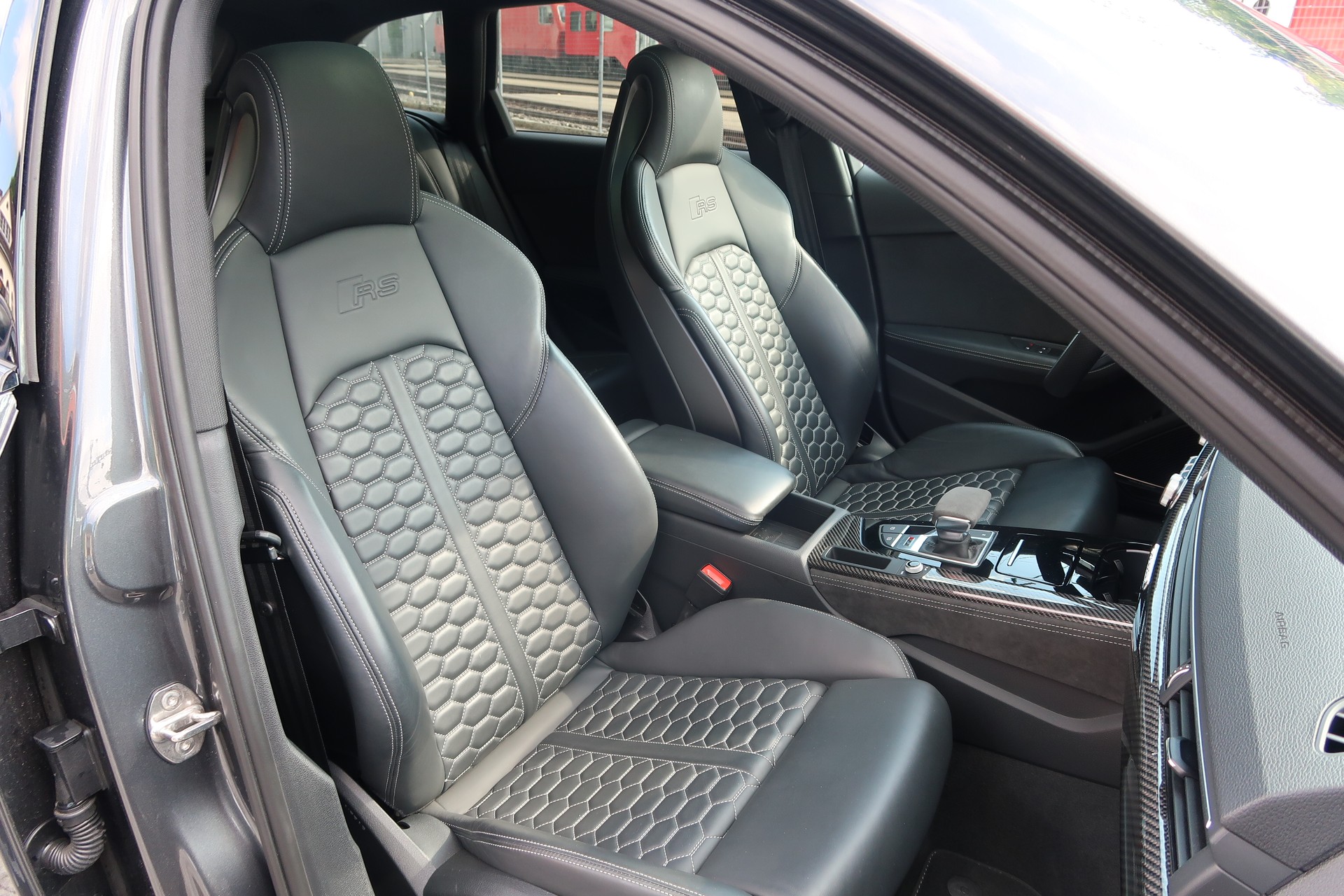 AUDI RS4 Avant quattro tiptronic-image-18