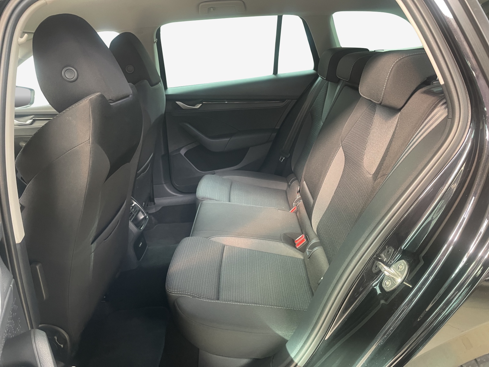 SKODA Octavia Combi 1.5 TSI mHEV DSG Dynamic-image-11