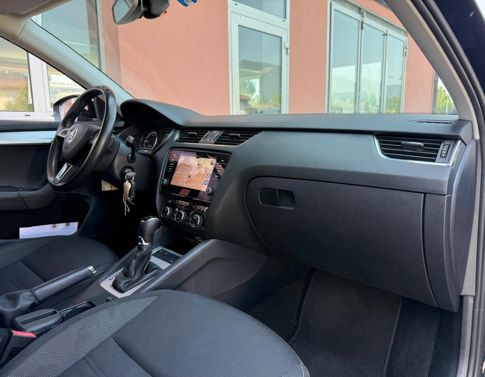SKODA Octavia Combi 1.6 TDI Ambition DSG-image-7