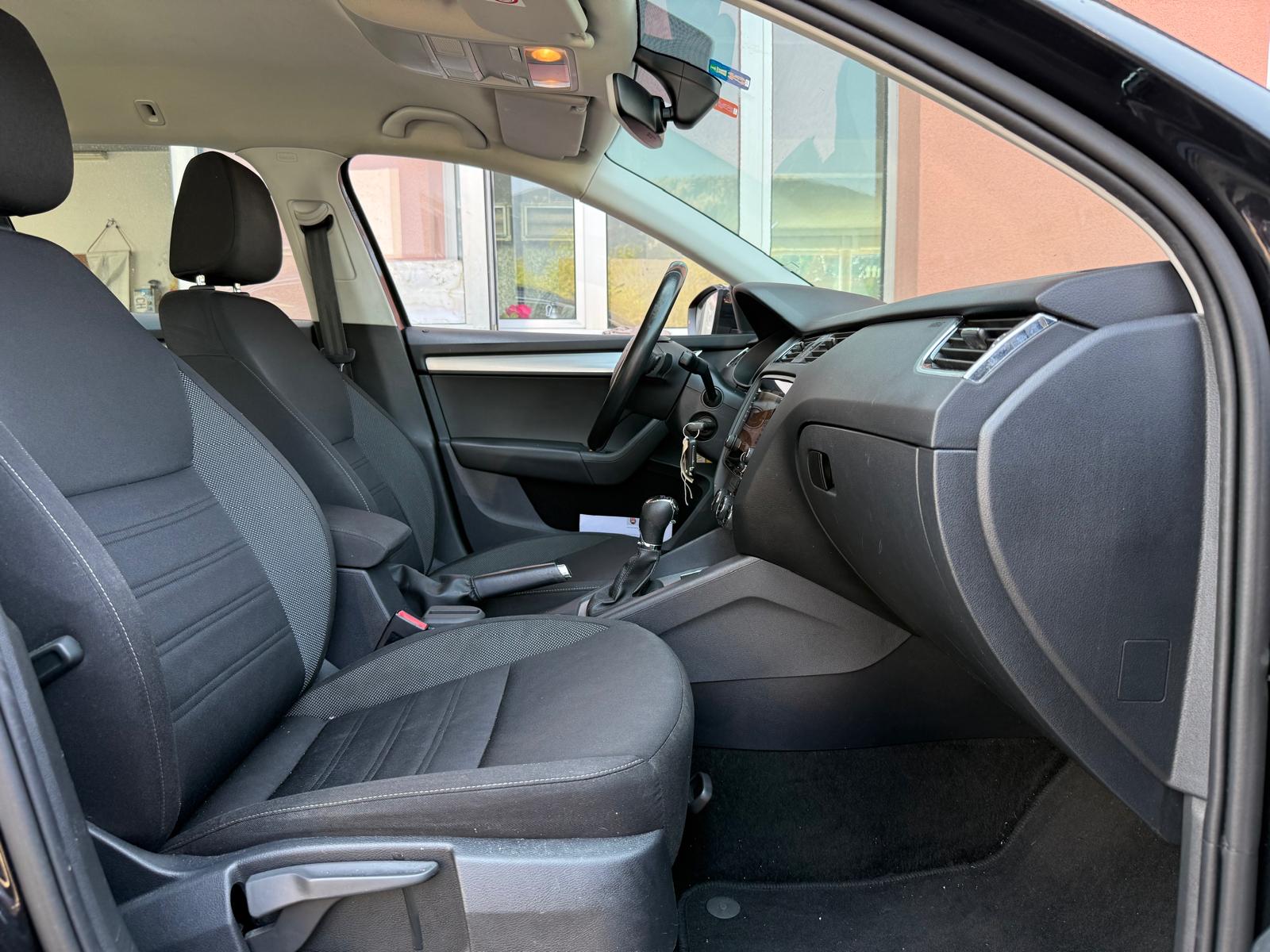 SKODA Octavia Combi 1.6 TDI Ambition DSG-image-8