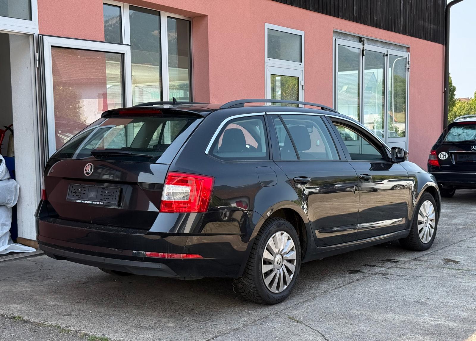 SKODA Octavia Combi 1.6 TDI Ambition DSG-image-3