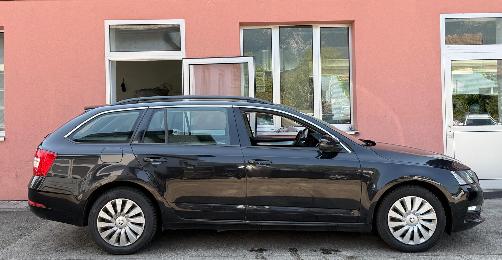 SKODA Octavia Combi 1.6 TDI Ambition DSG-image-2