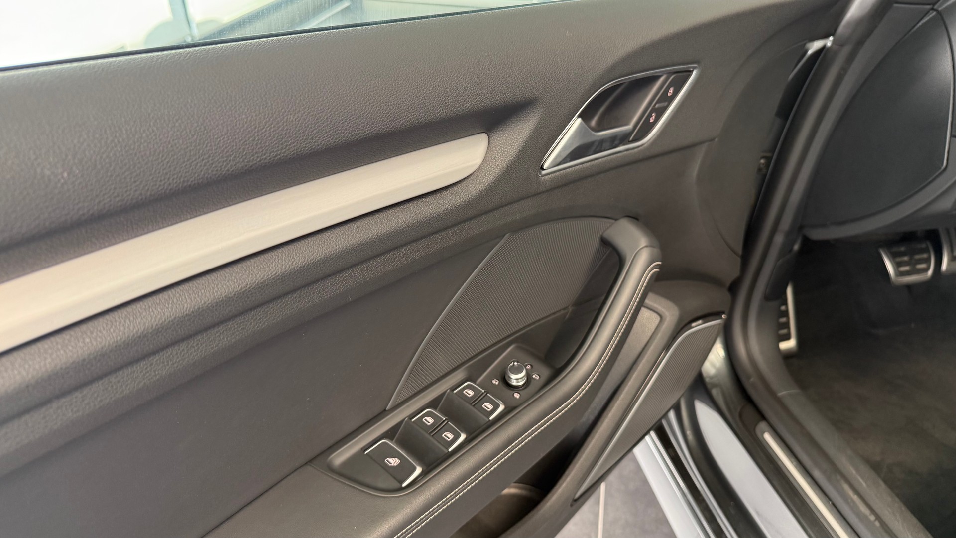 AUDI S3 Cabriolet 2.0 T FSI quattro S-Tronic-image-12