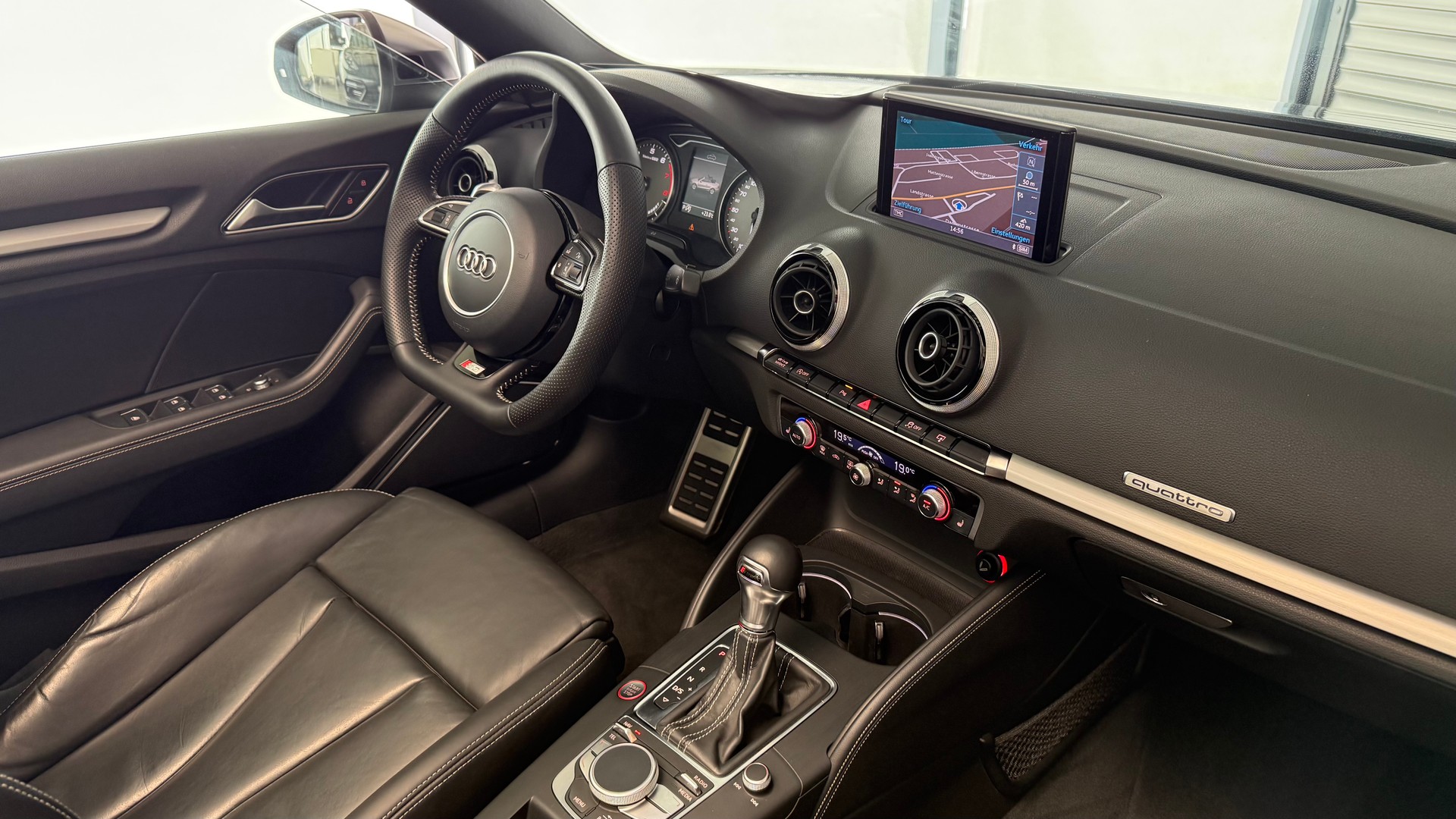 AUDI S3 Cabriolet 2.0 T FSI quattro S-Tronic-image-22