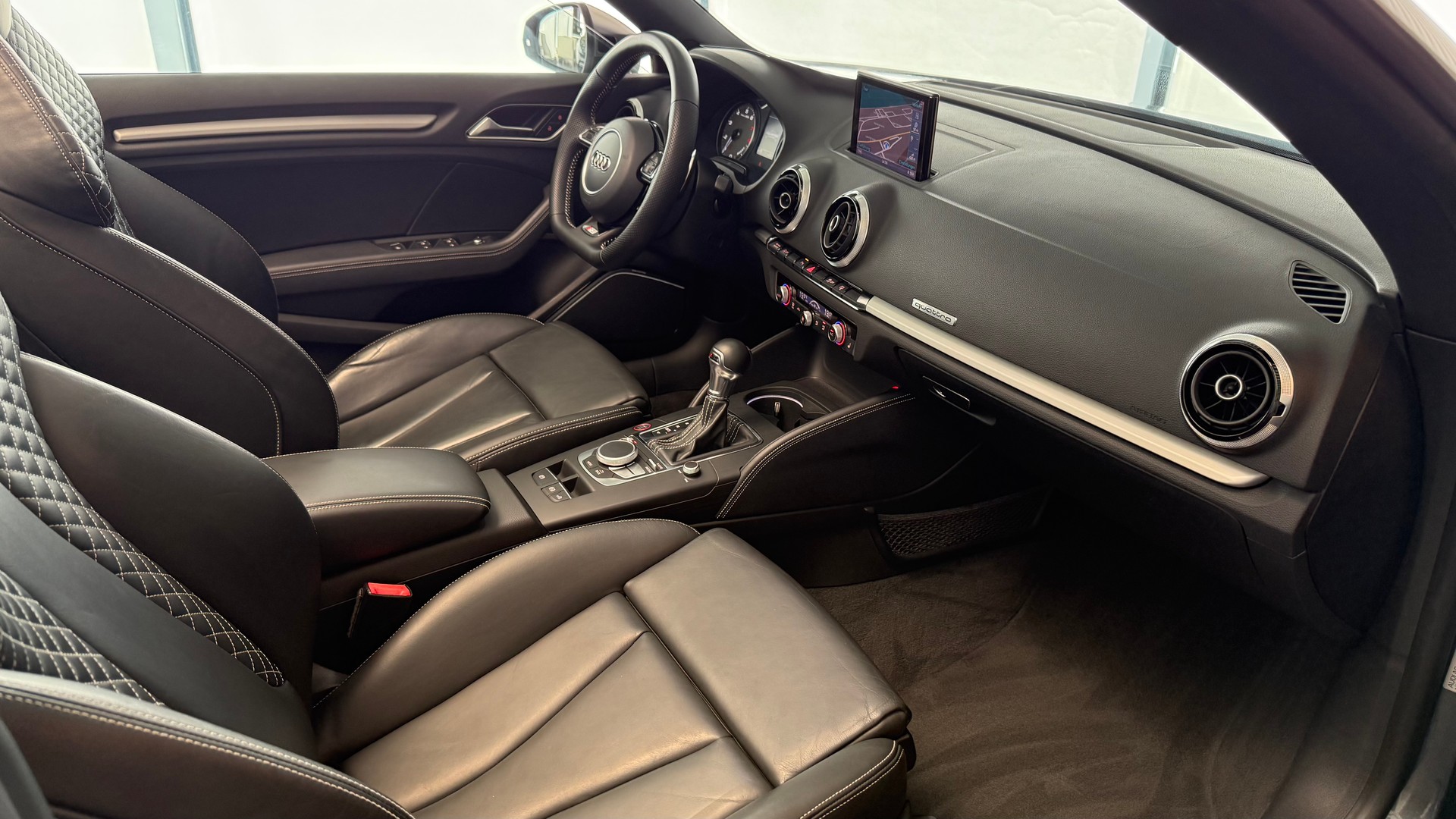 AUDI S3 Cabriolet 2.0 T FSI quattro S-Tronic-image-21