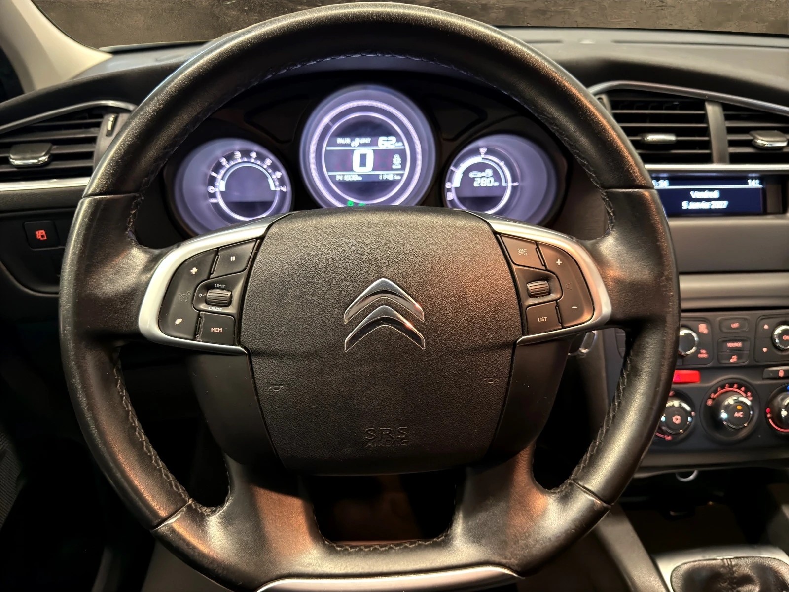 CITROEN C4 1.2 Pure Tech Live Edition-image-8