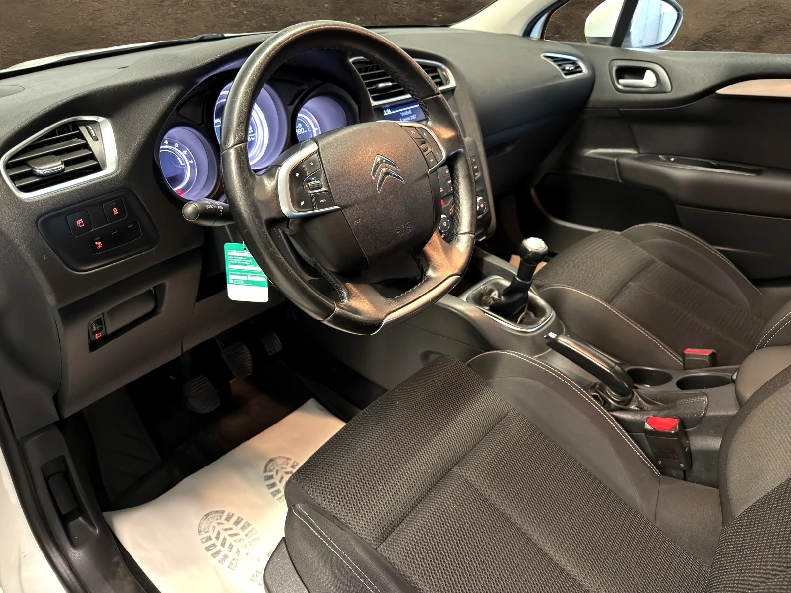 CITROEN C4 1.2 Pure Tech Live Edition-image-7