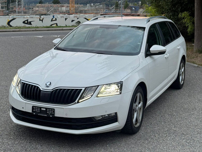 SKODA Octavia Combi 1.6 TDI Soleil DSG-image-2