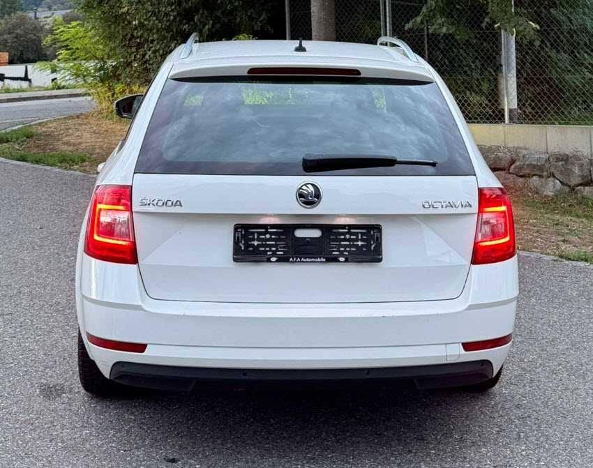SKODA Octavia Combi 1.6 TDI Soleil DSG-image-5