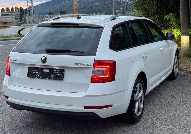 SKODA Octavia Combi 1.6 TDI Soleil DSG-image-6