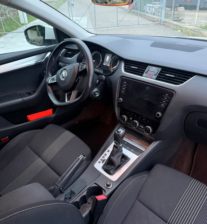 SKODA Octavia Combi 1.6 TDI Soleil DSG-image-9
