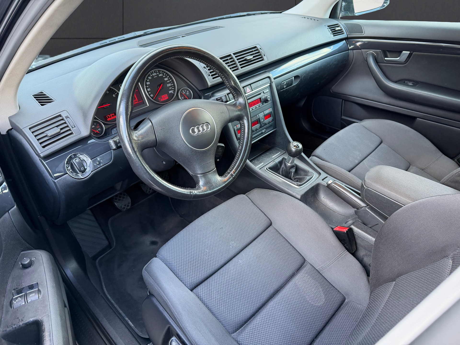 AUDI A4 Avant 1.8 T-image-8