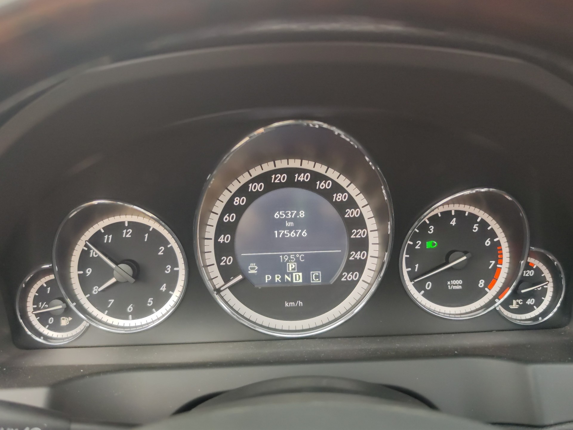 MERCEDES-BENZ E 350 CGI BlueEfficiency 7G-Tronic-image-19