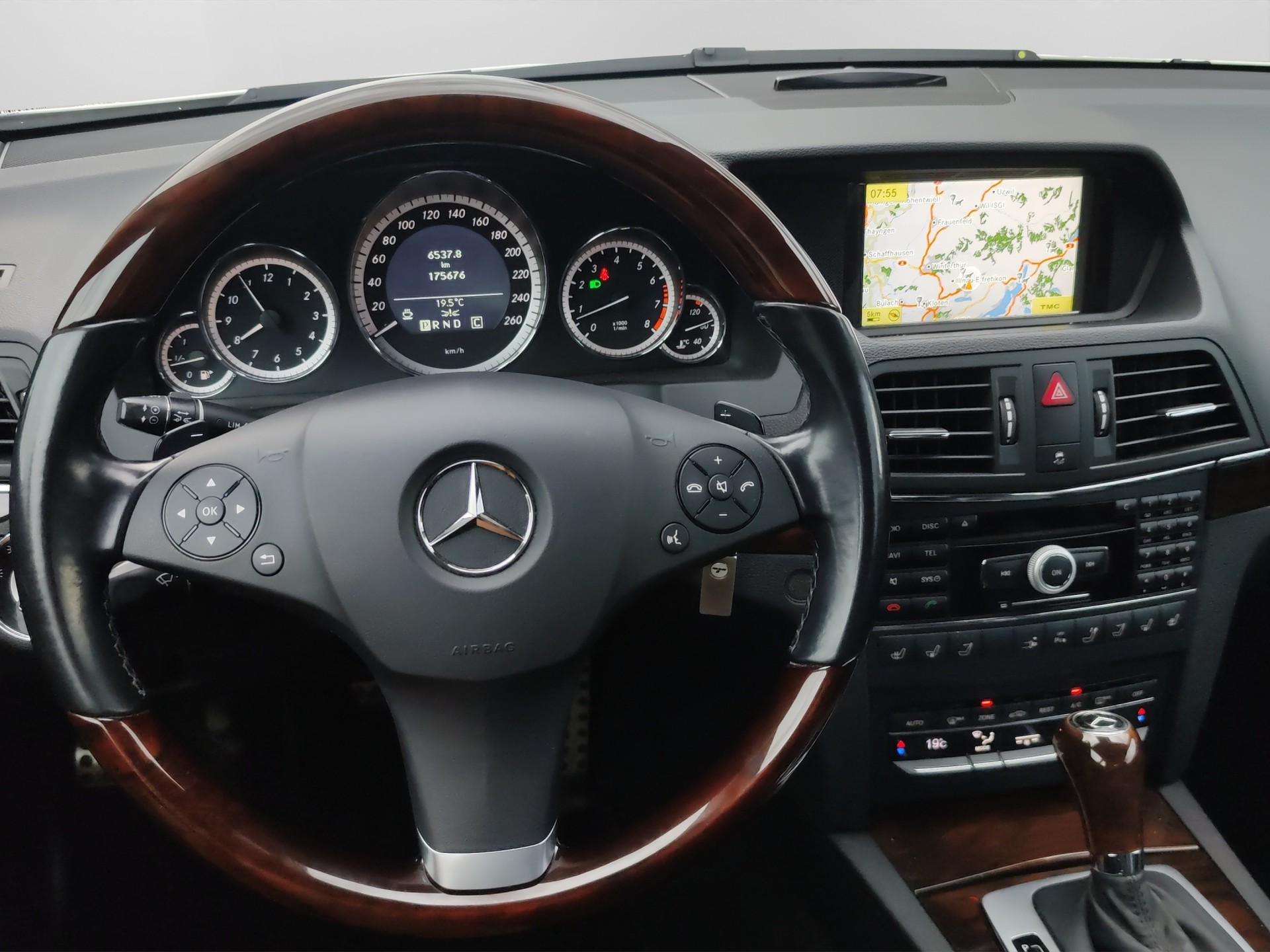 MERCEDES-BENZ E 350 CGI BlueEfficiency 7G-Tronic-image-18