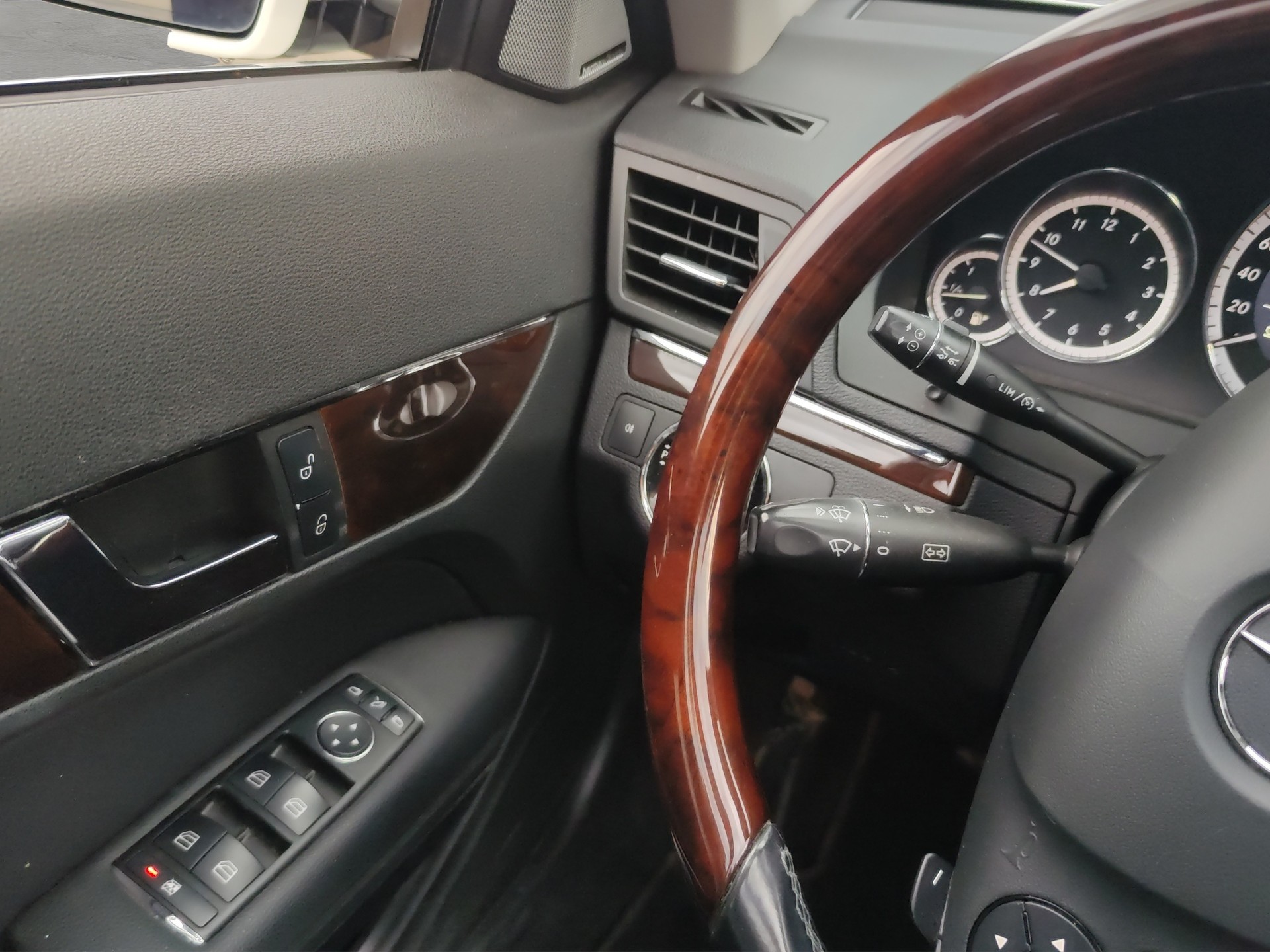 MERCEDES-BENZ E 350 CGI BlueEfficiency 7G-Tronic-image-17