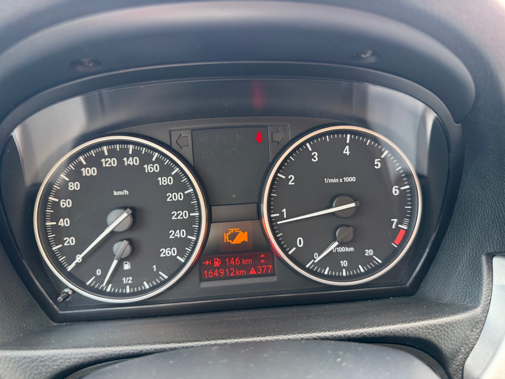 BMW 320i Coupé-image-6