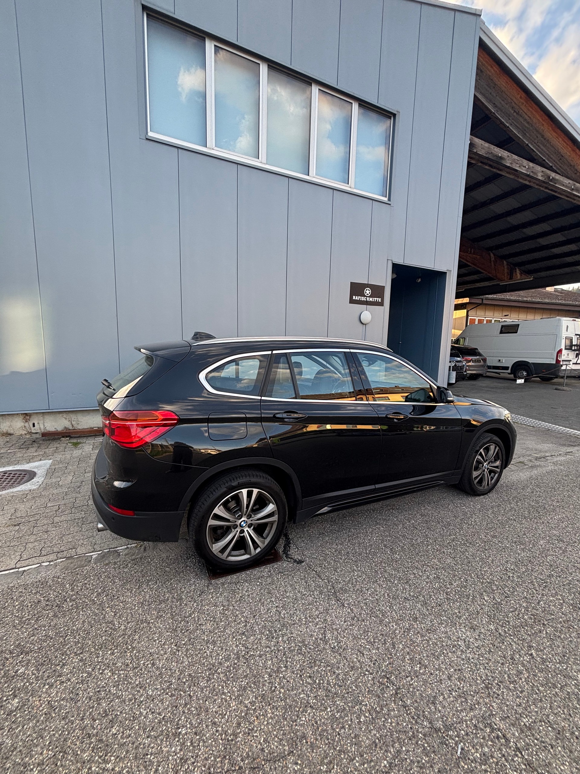 BMW 20i xDrive-image-2