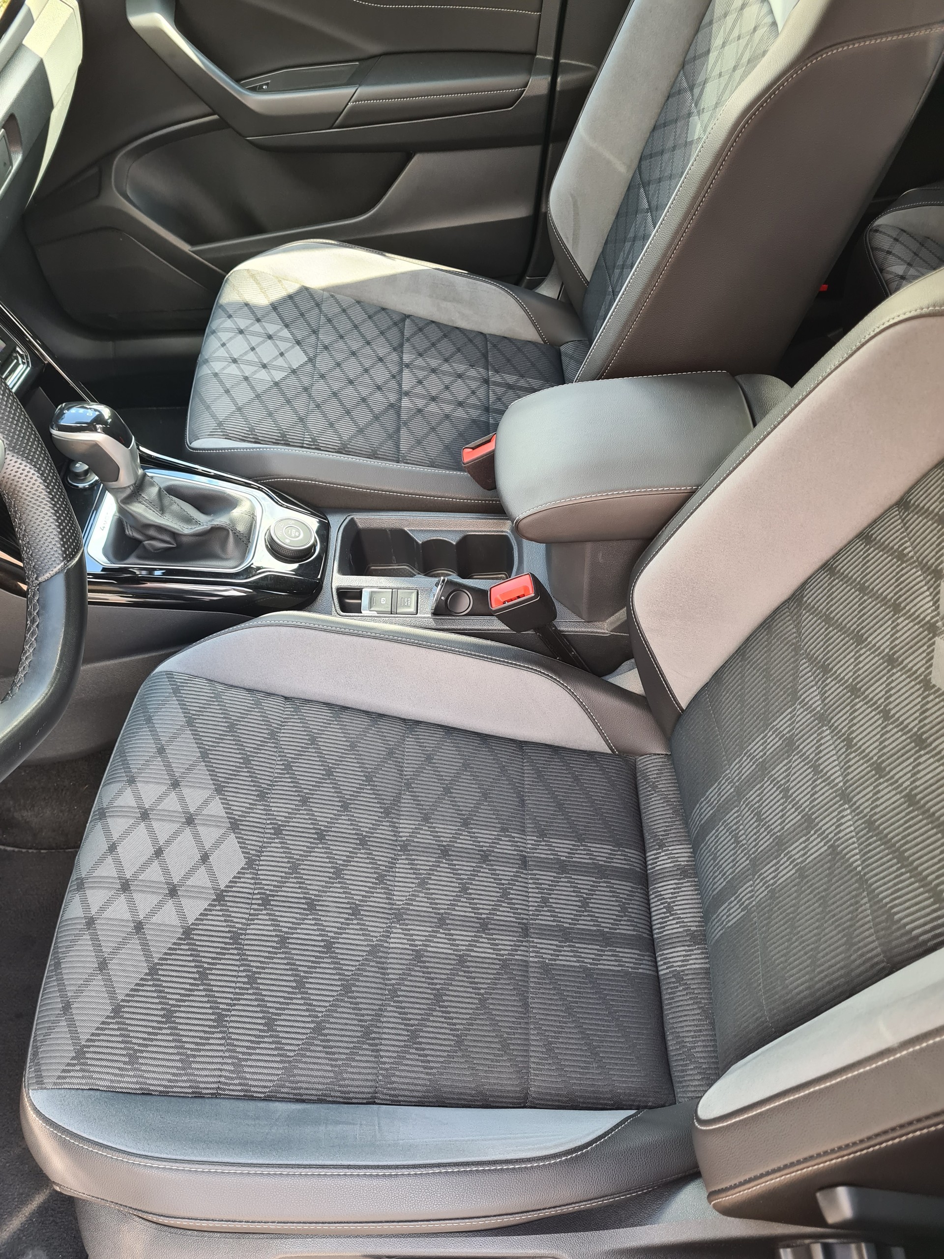 VW T-Roc 2.0 TSI R-Line DSG 4Motion-image-4