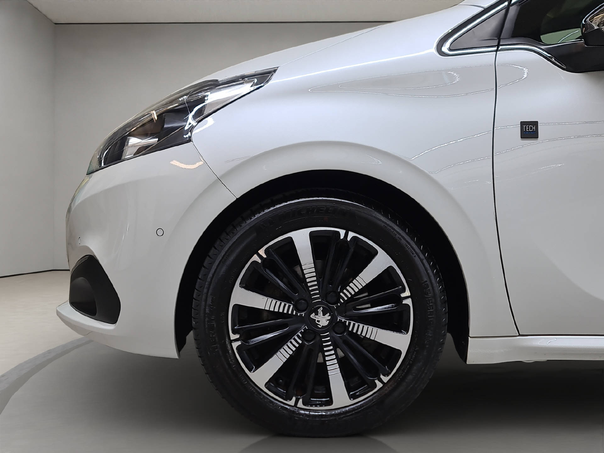 PEUGEOT 208 1.2 PureTech Tech Edition S/S-image-5