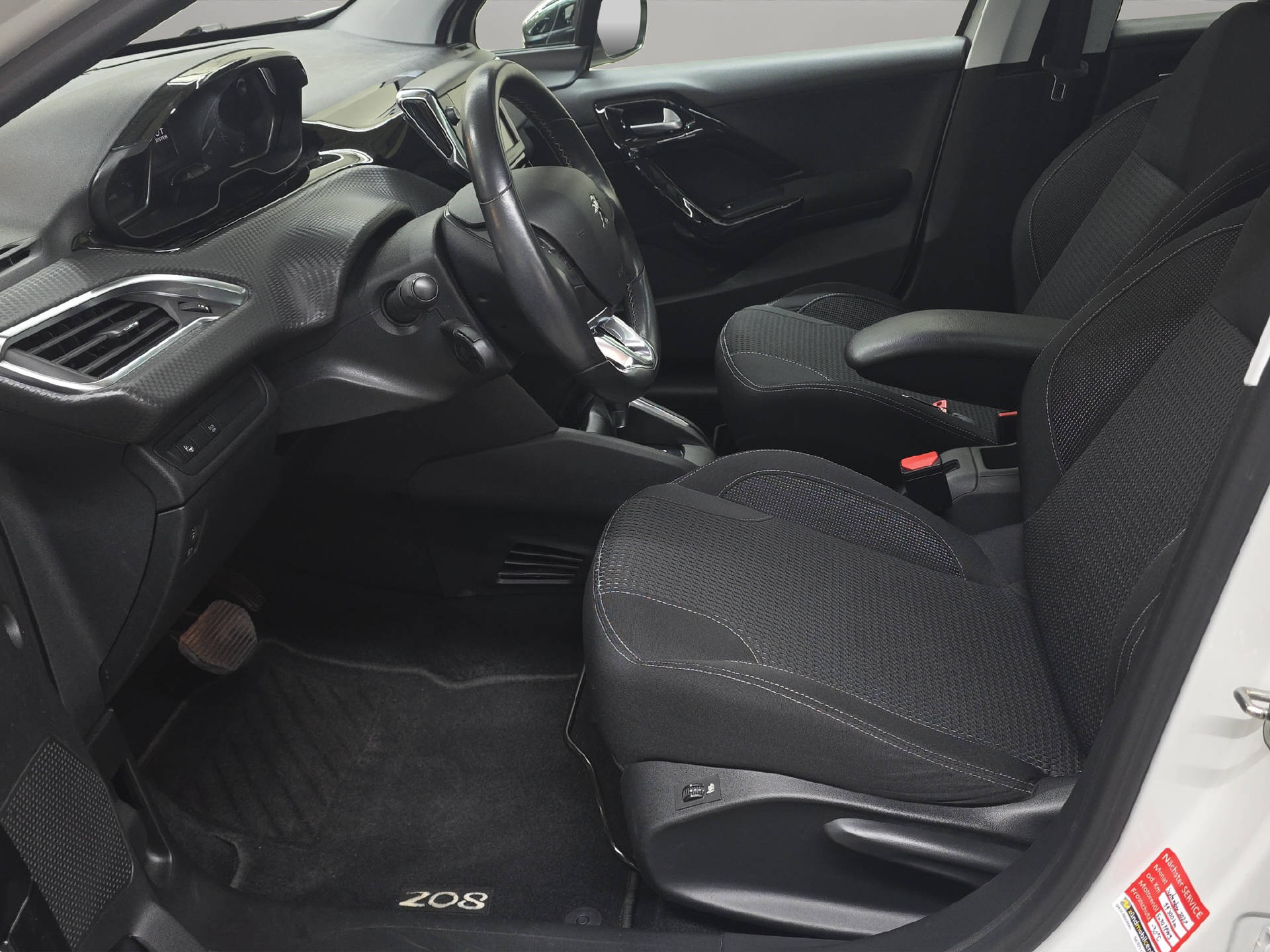 PEUGEOT 208 1.2 PureTech Tech Edition S/S-image-6