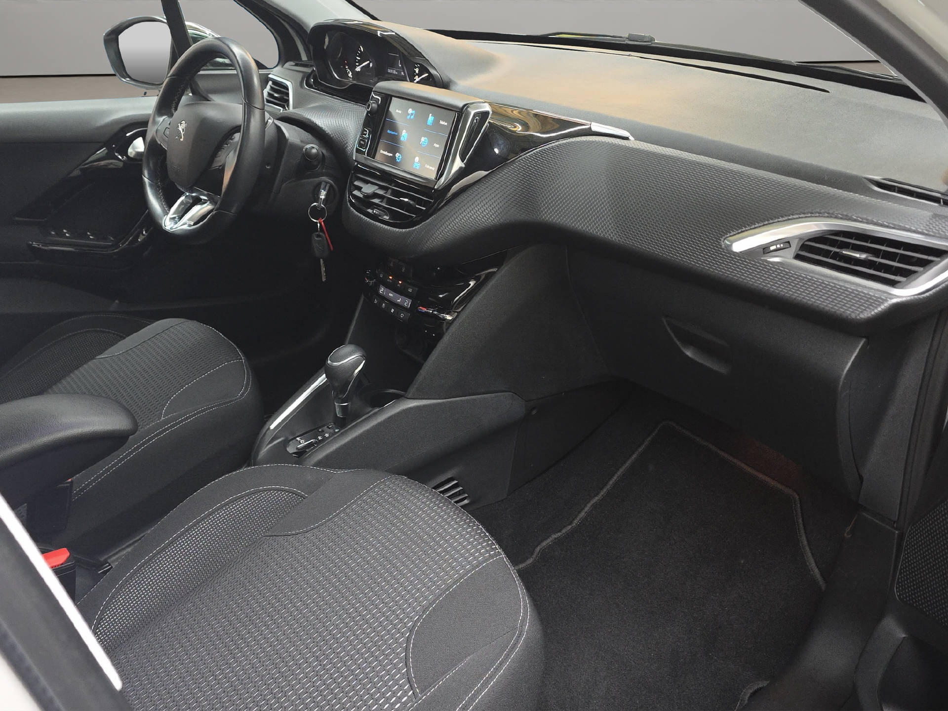 PEUGEOT 208 1.2 PureTech Tech Edition S/S-image-10