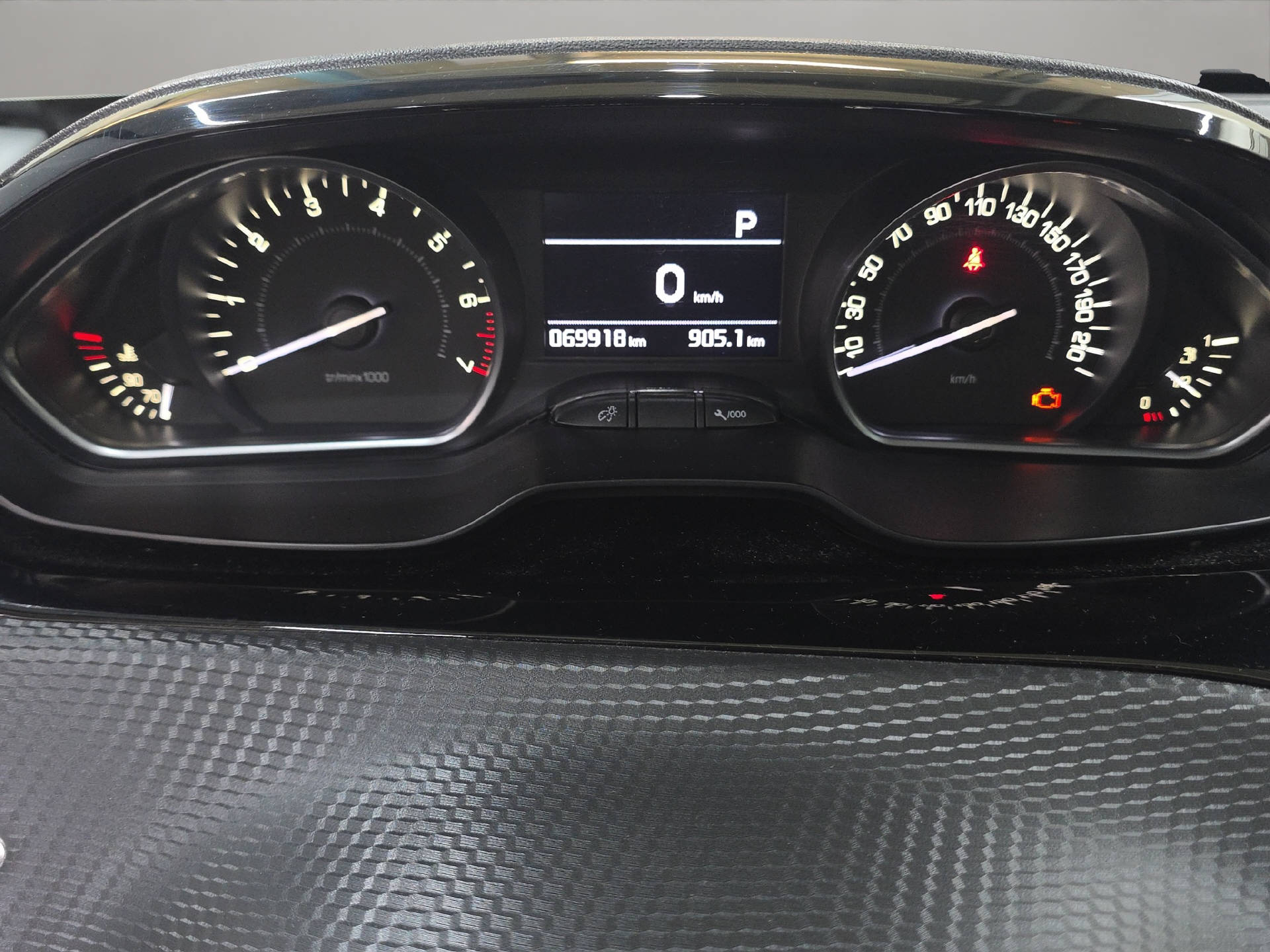 PEUGEOT 208 1.2 PureTech Tech Edition S/S-image-8