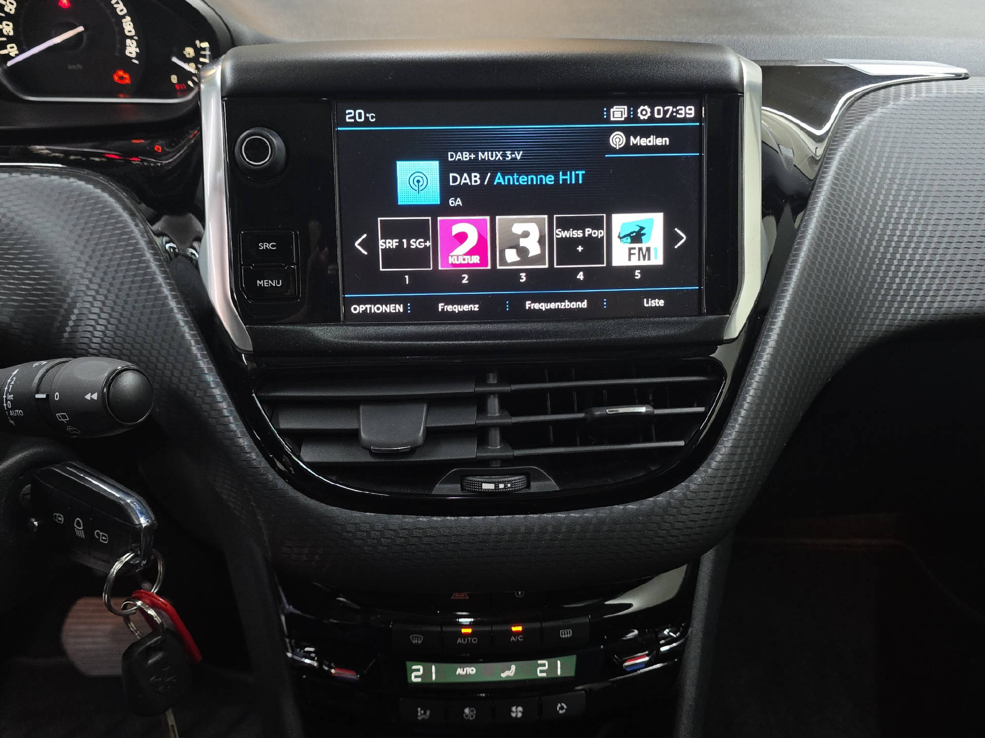 PEUGEOT 208 1.2 PureTech Tech Edition S/S-image-9