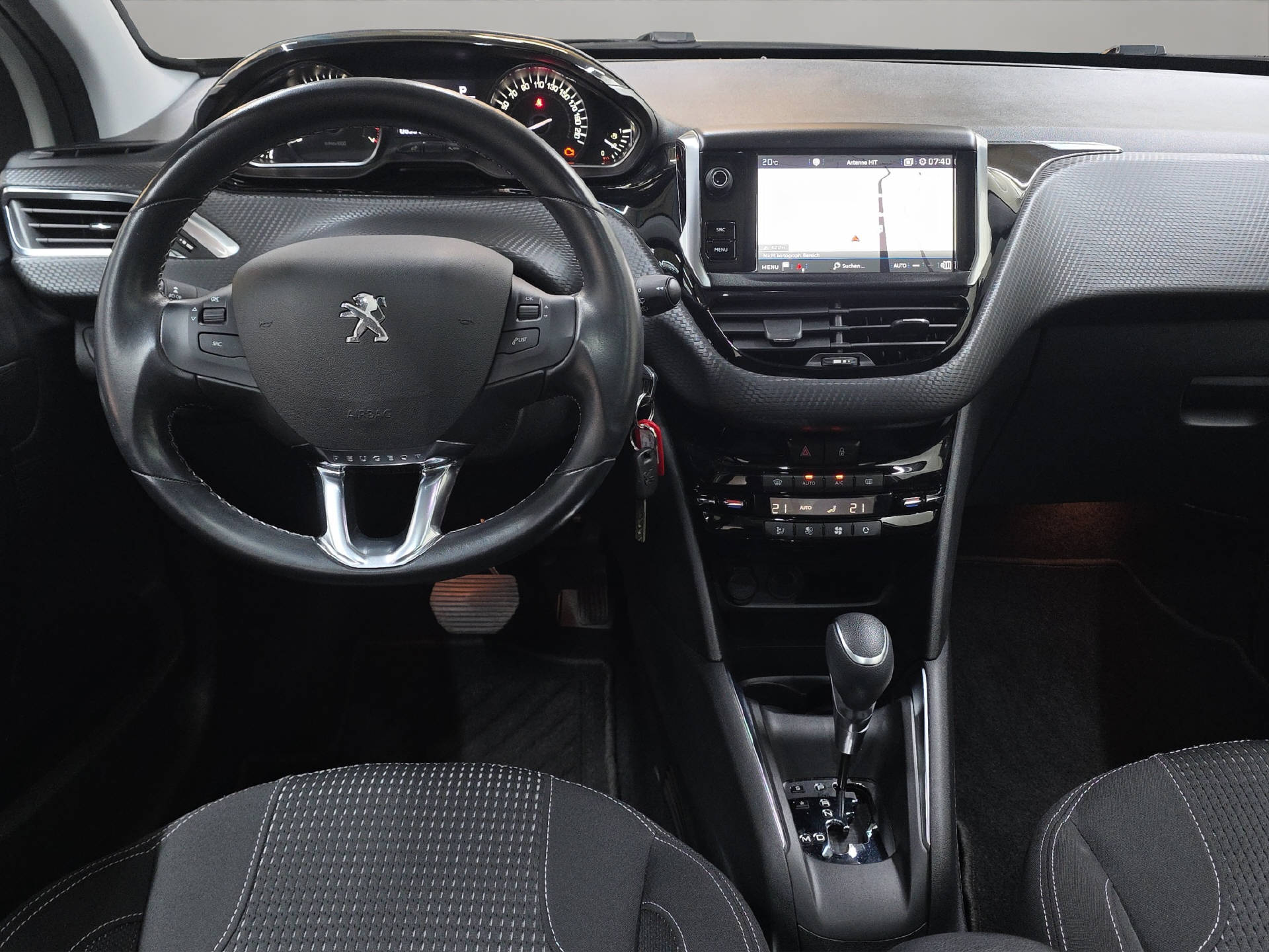 PEUGEOT 208 1.2 PureTech Tech Edition S/S-image-7
