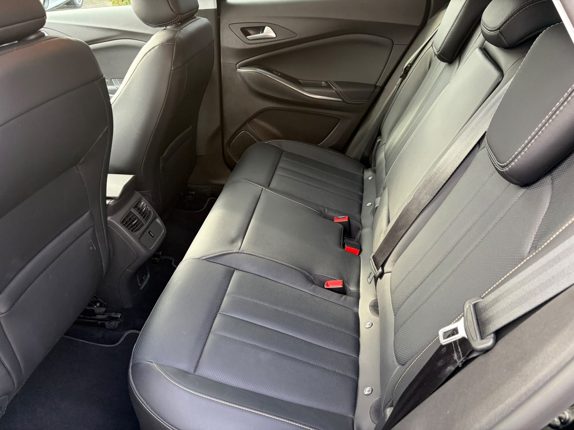 OPEL Grandland X 1.6 Hybrid4 Ultimate Automatik-image-14