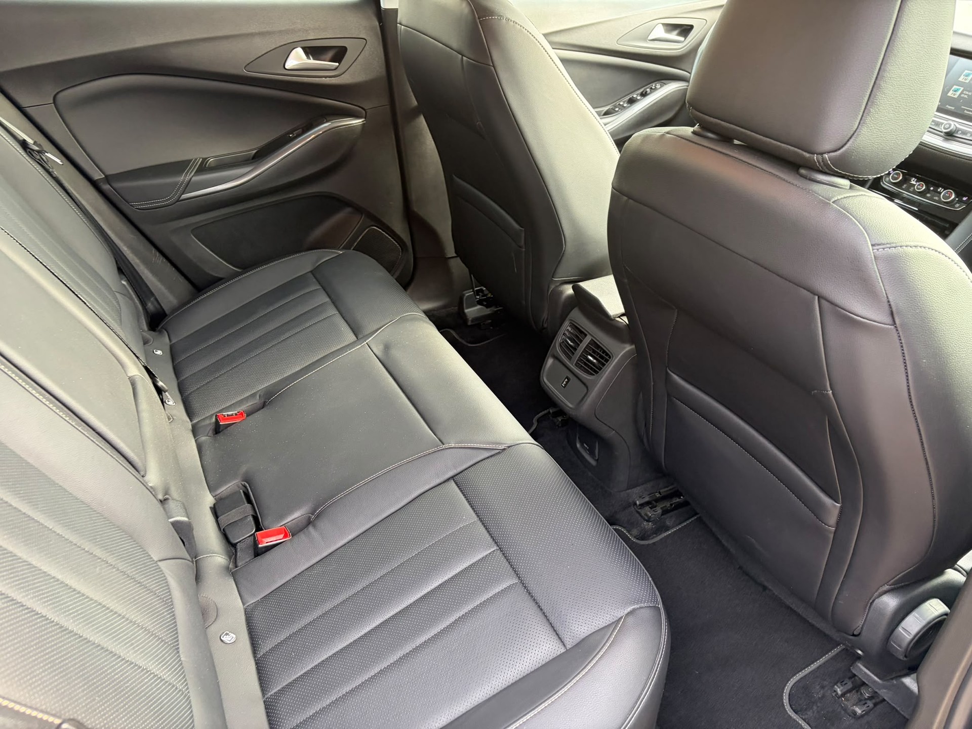 OPEL Grandland X 1.6 Hybrid4 Ultimate Automatik-image-15