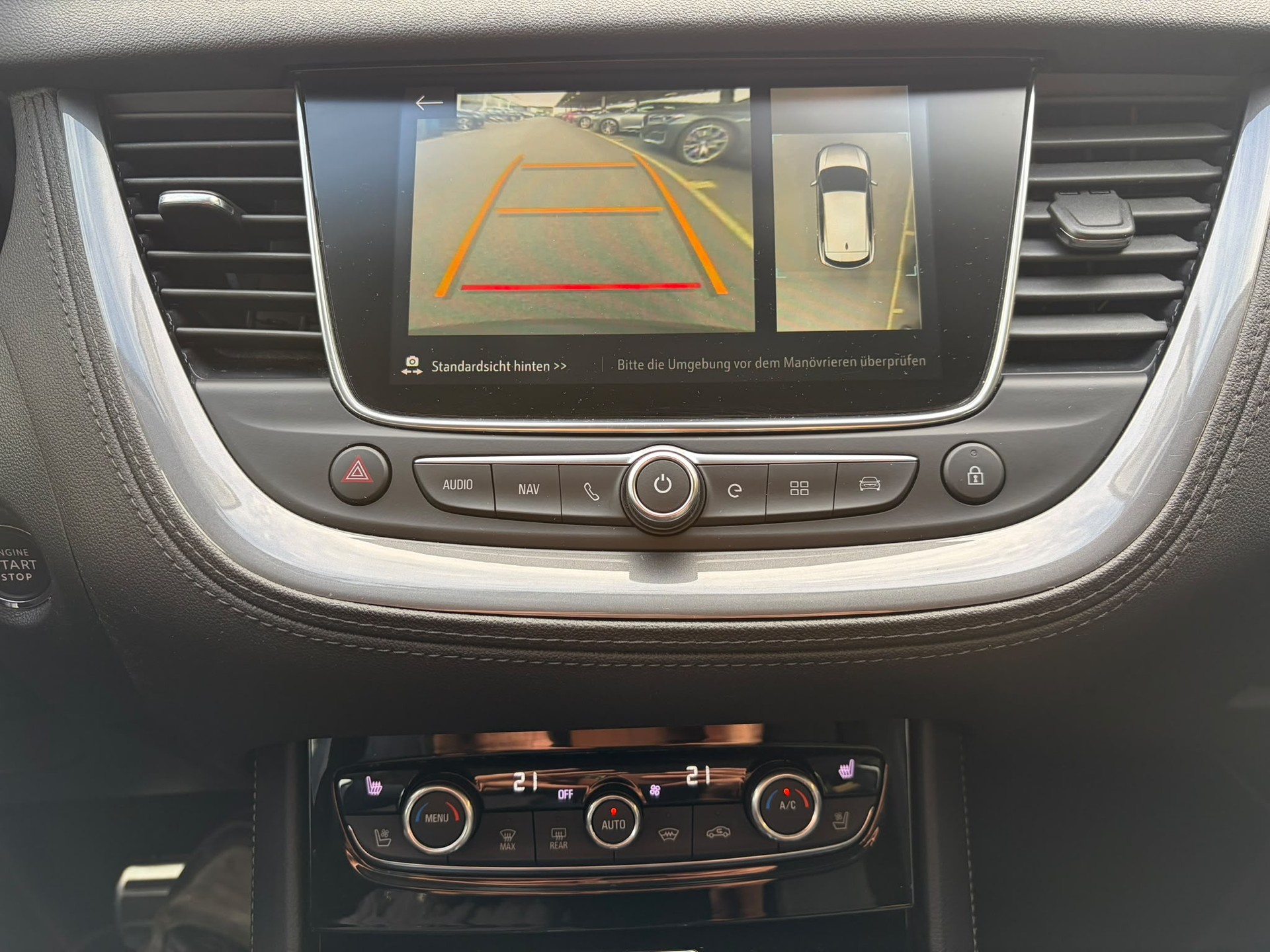 OPEL Grandland X 1.6 Hybrid4 Ultimate Automatik-image-11