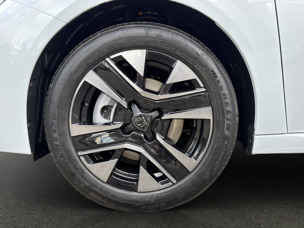 PEUGEOT 208 1.2 Hybrid ENVY-image-4