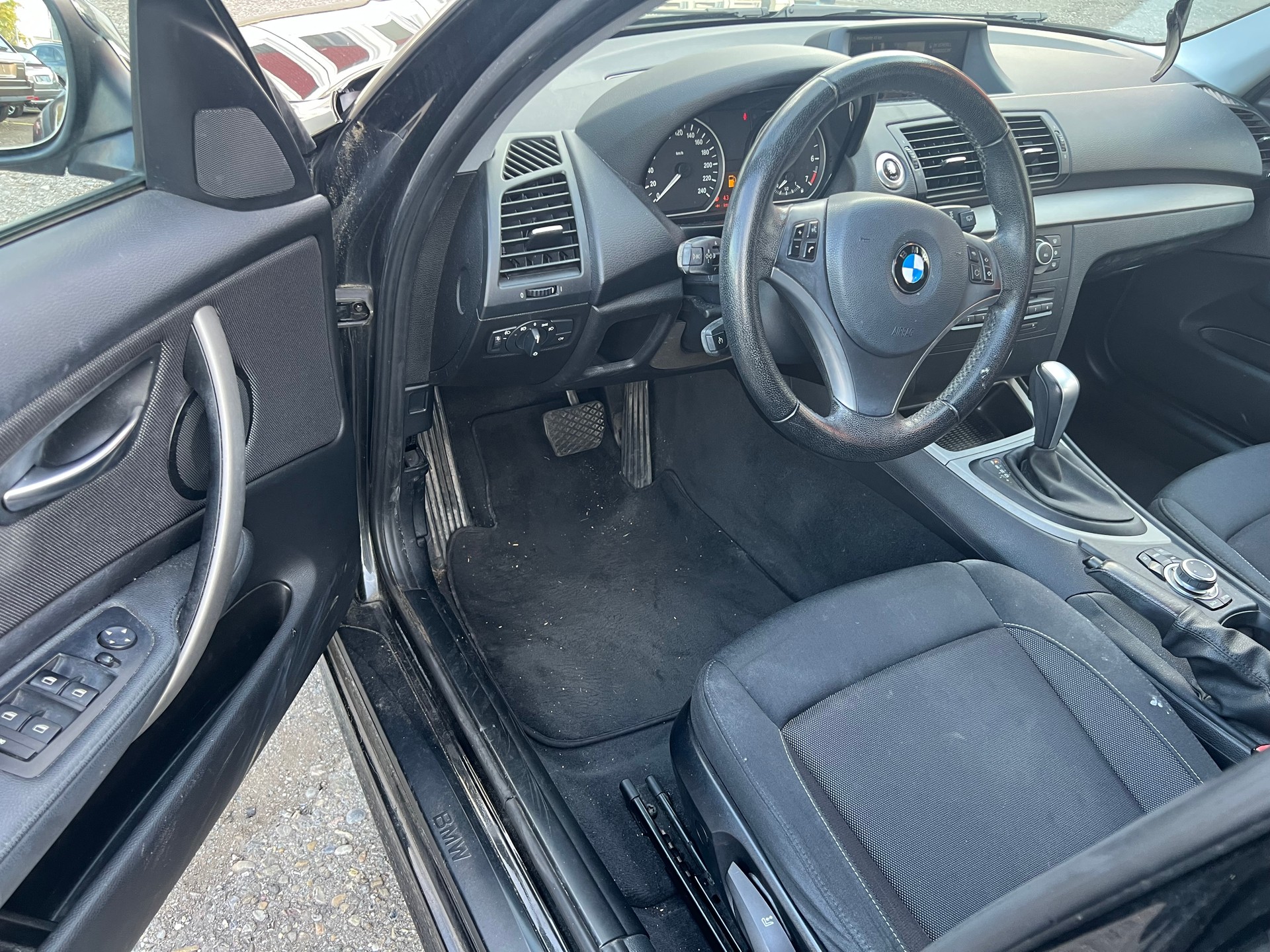 BMW 116i Dynamic Edition Steptronic-image-11