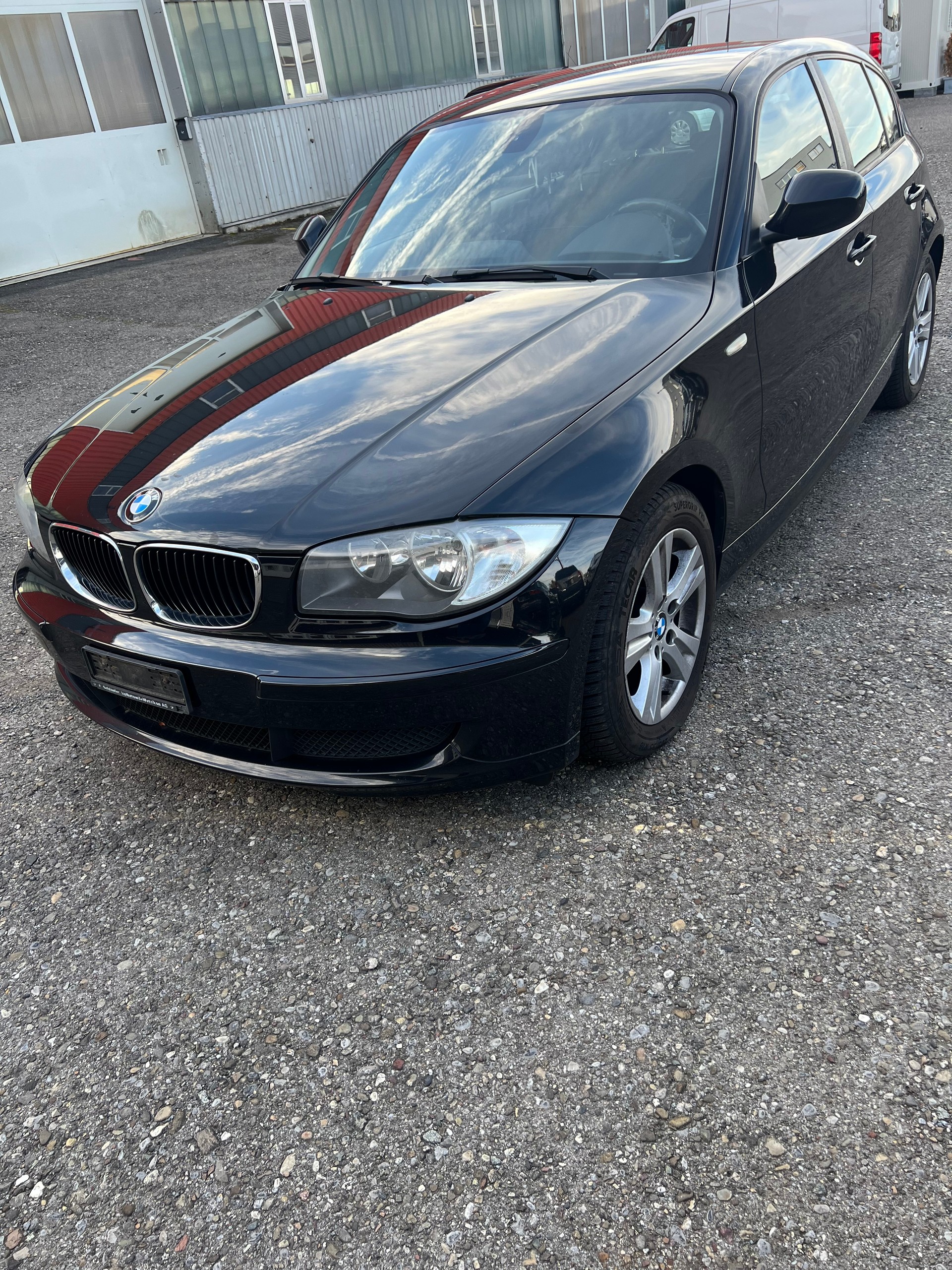 BMW 116i Dynamic Edition Steptronic-image-2