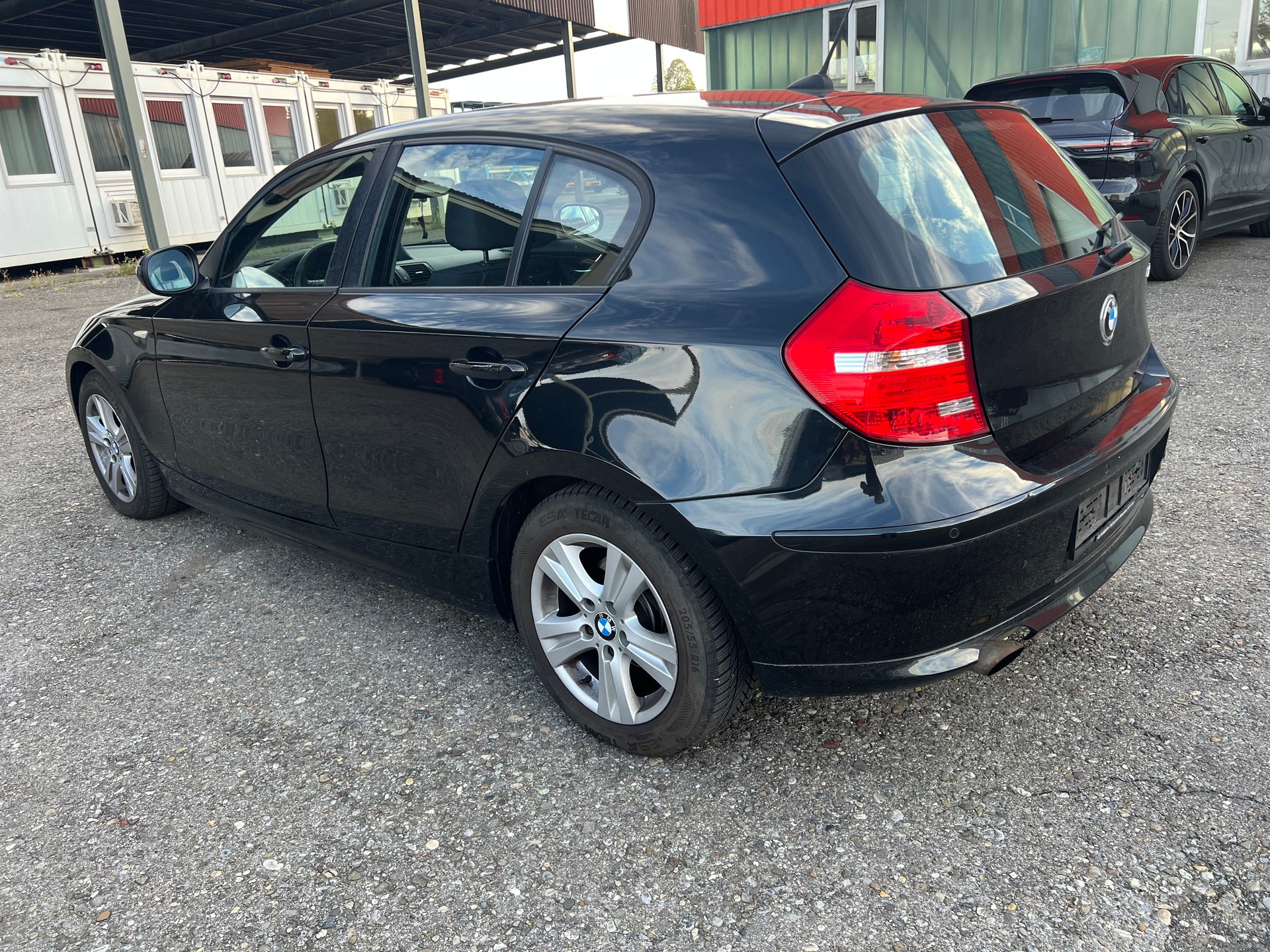 BMW 116i Dynamic Edition Steptronic-image-3