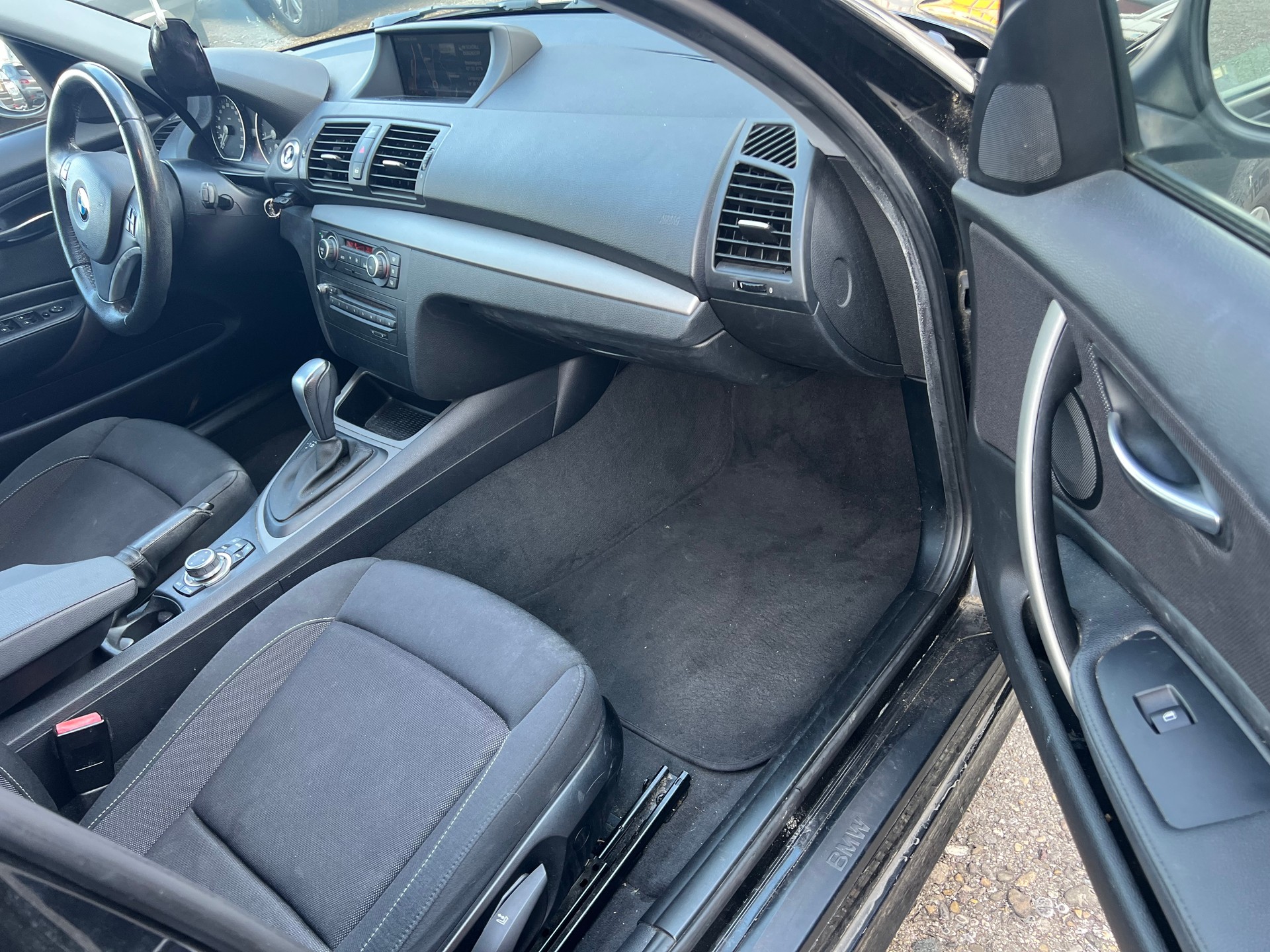 BMW 116i Dynamic Edition Steptronic-image-9