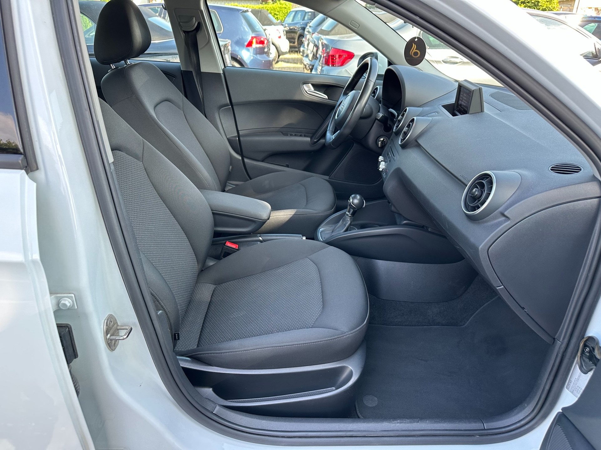 AUDI A1 Sportback 1.6 TDI Ambition DSG-image-6