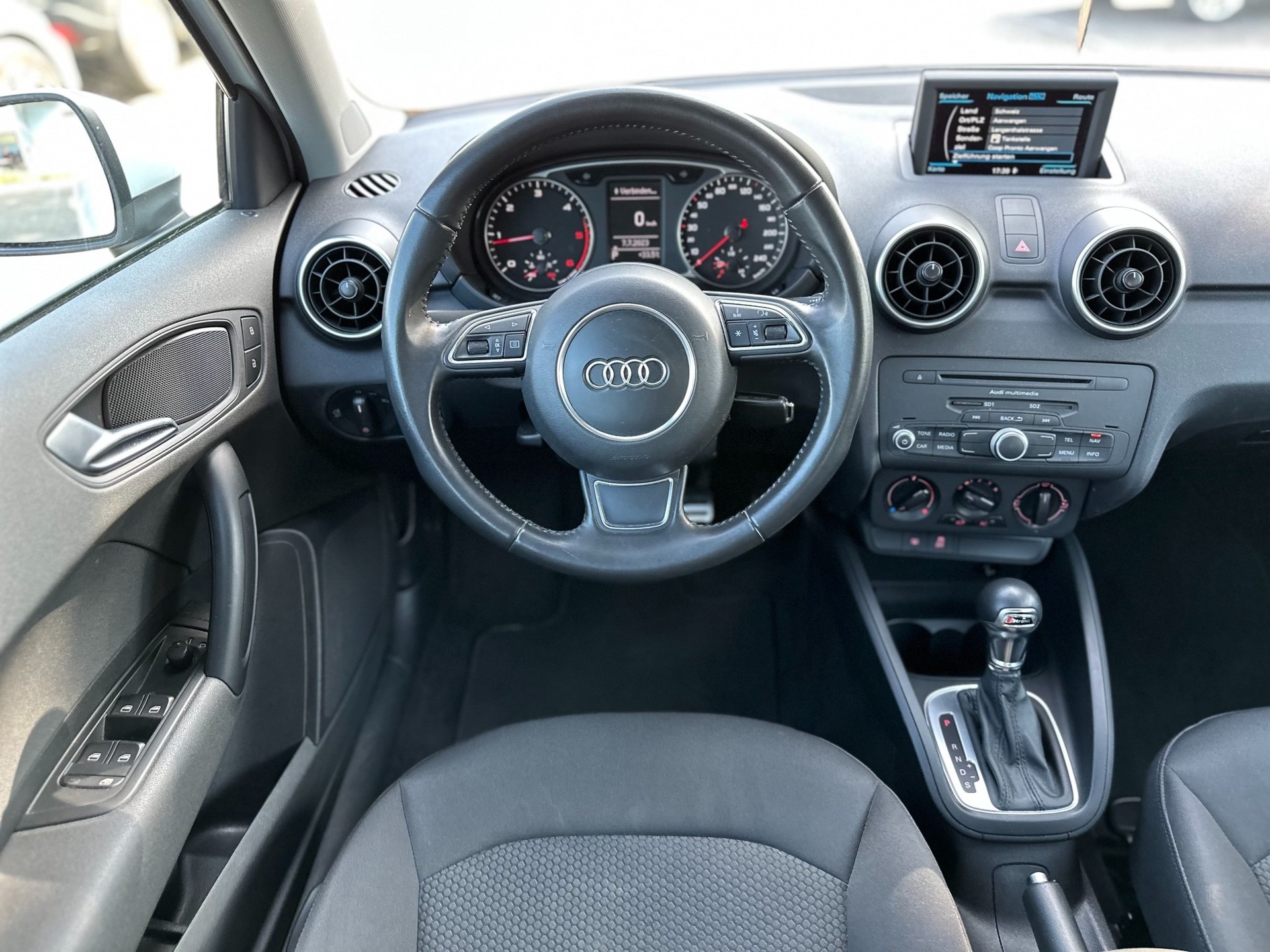 AUDI A1 Sportback 1.6 TDI Ambition DSG-image-10