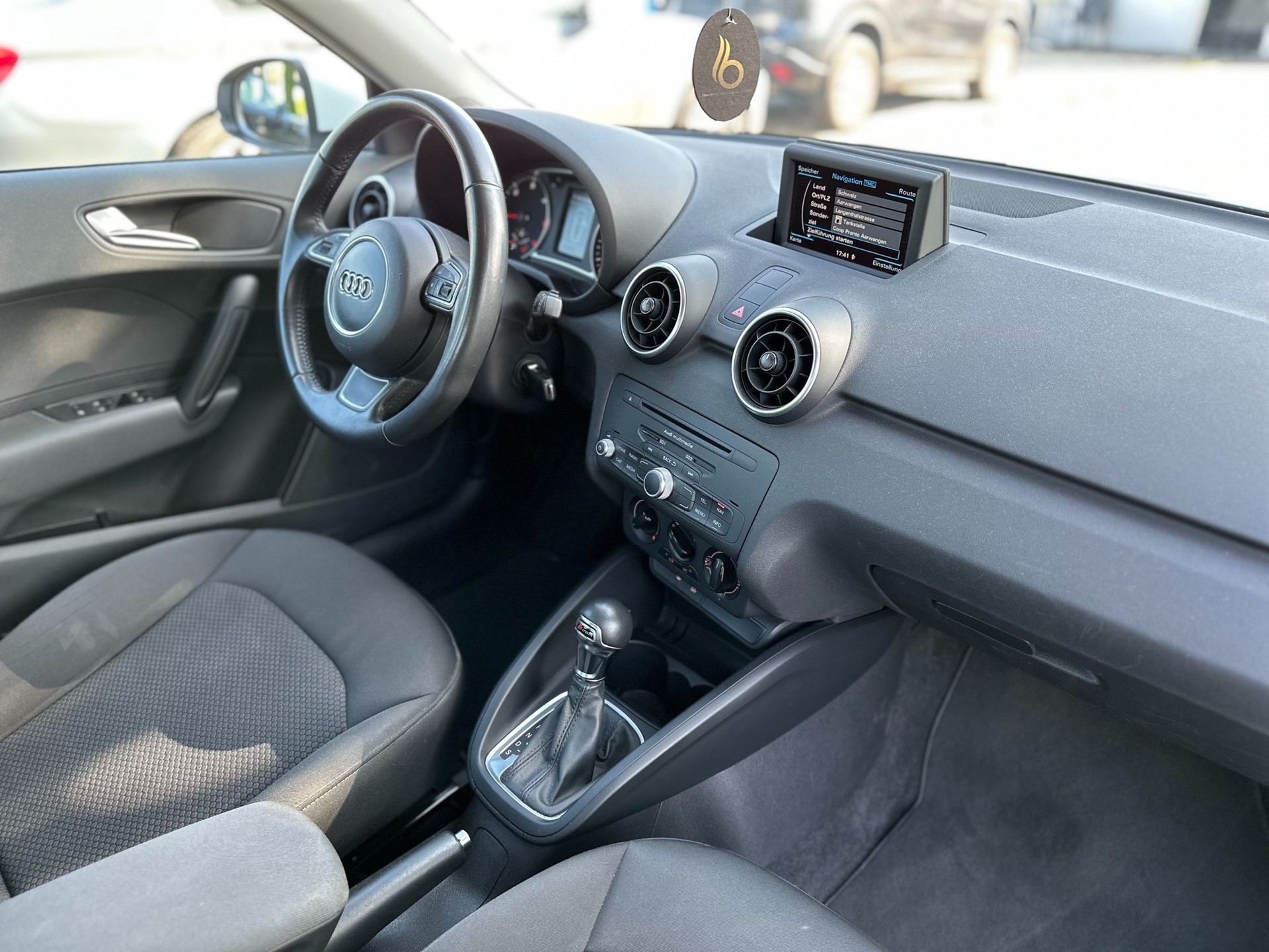 AUDI A1 Sportback 1.6 TDI Ambition DSG-image-9