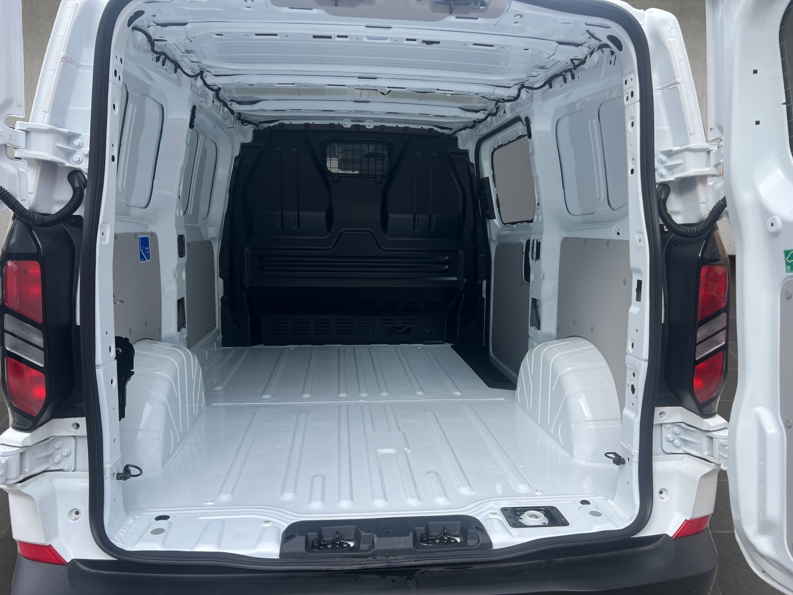 FORD Transit Custom Van 320 L1H1 Trend A-image-7